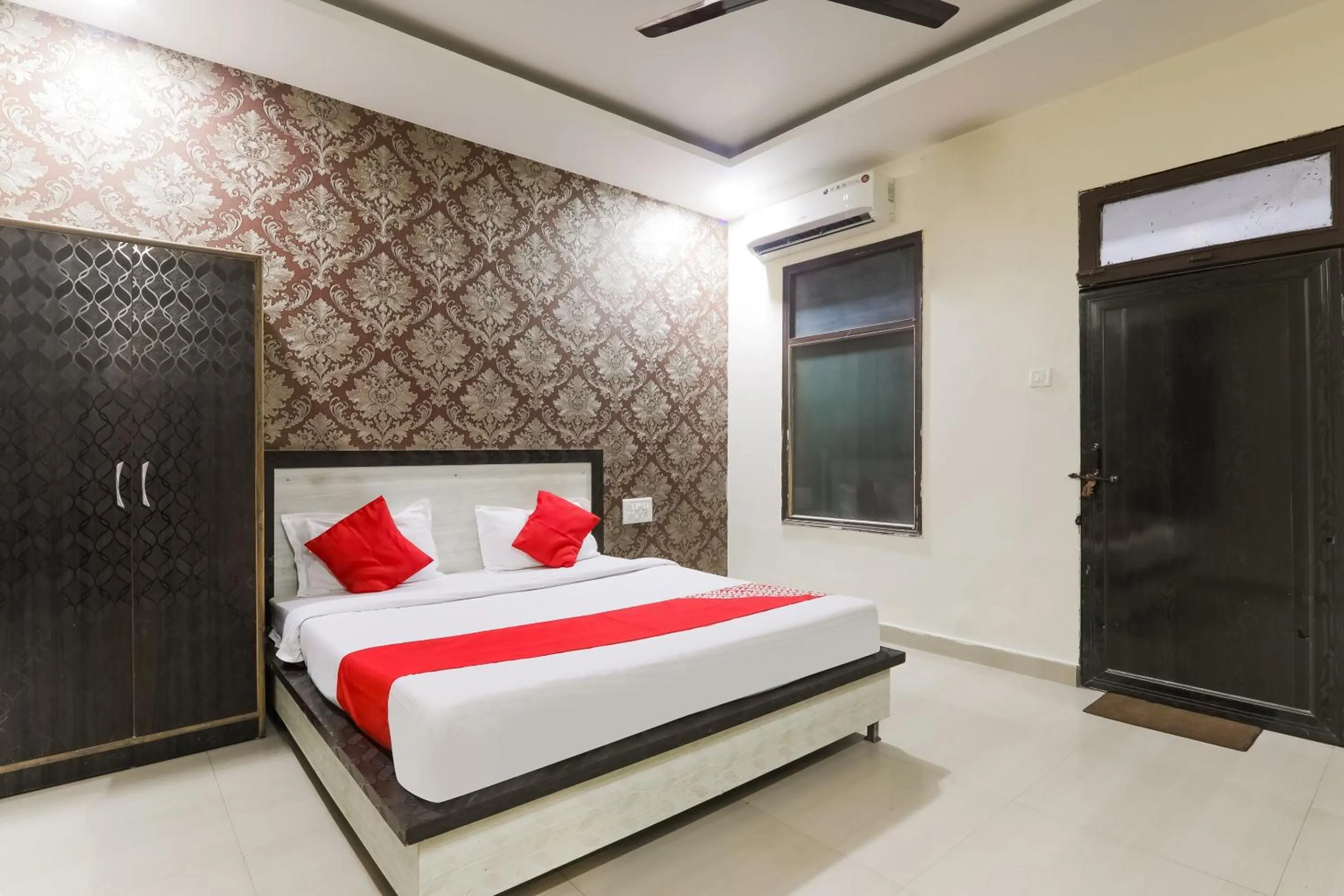 Bedroom, Bed in Hotel O Samrat