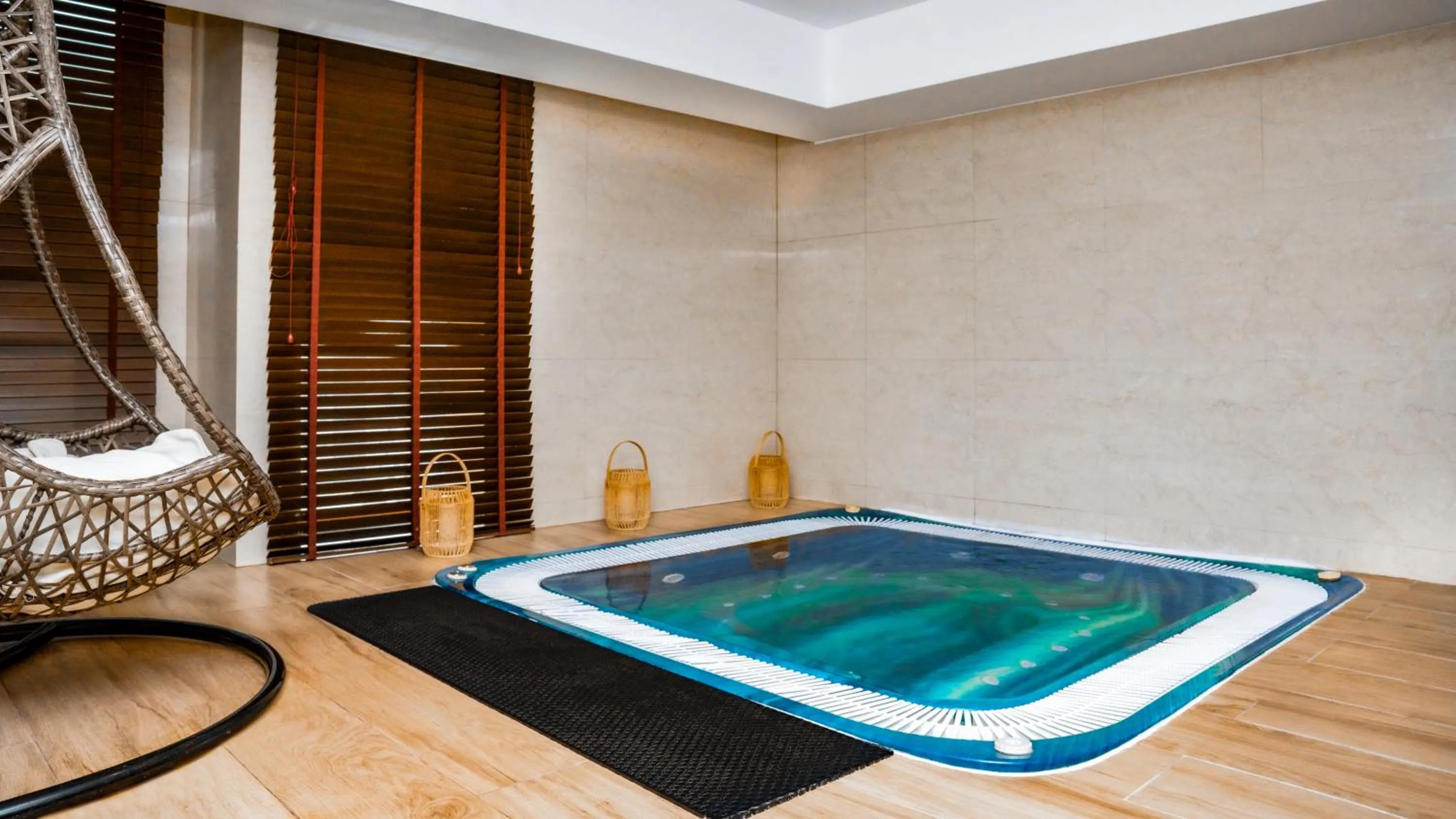 Swimming pool in Millennium Hotel Doha