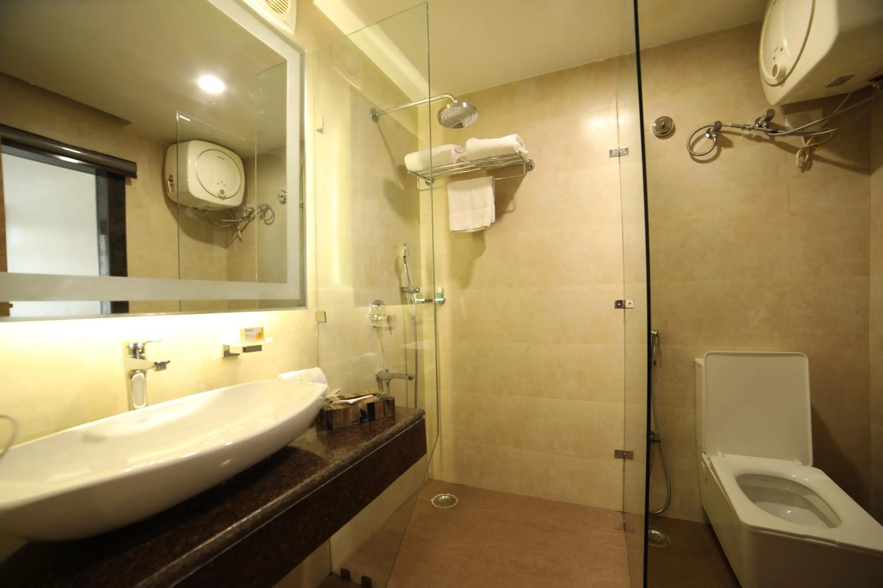 Shower in juSTa Mukteshwar Retreat & Spa