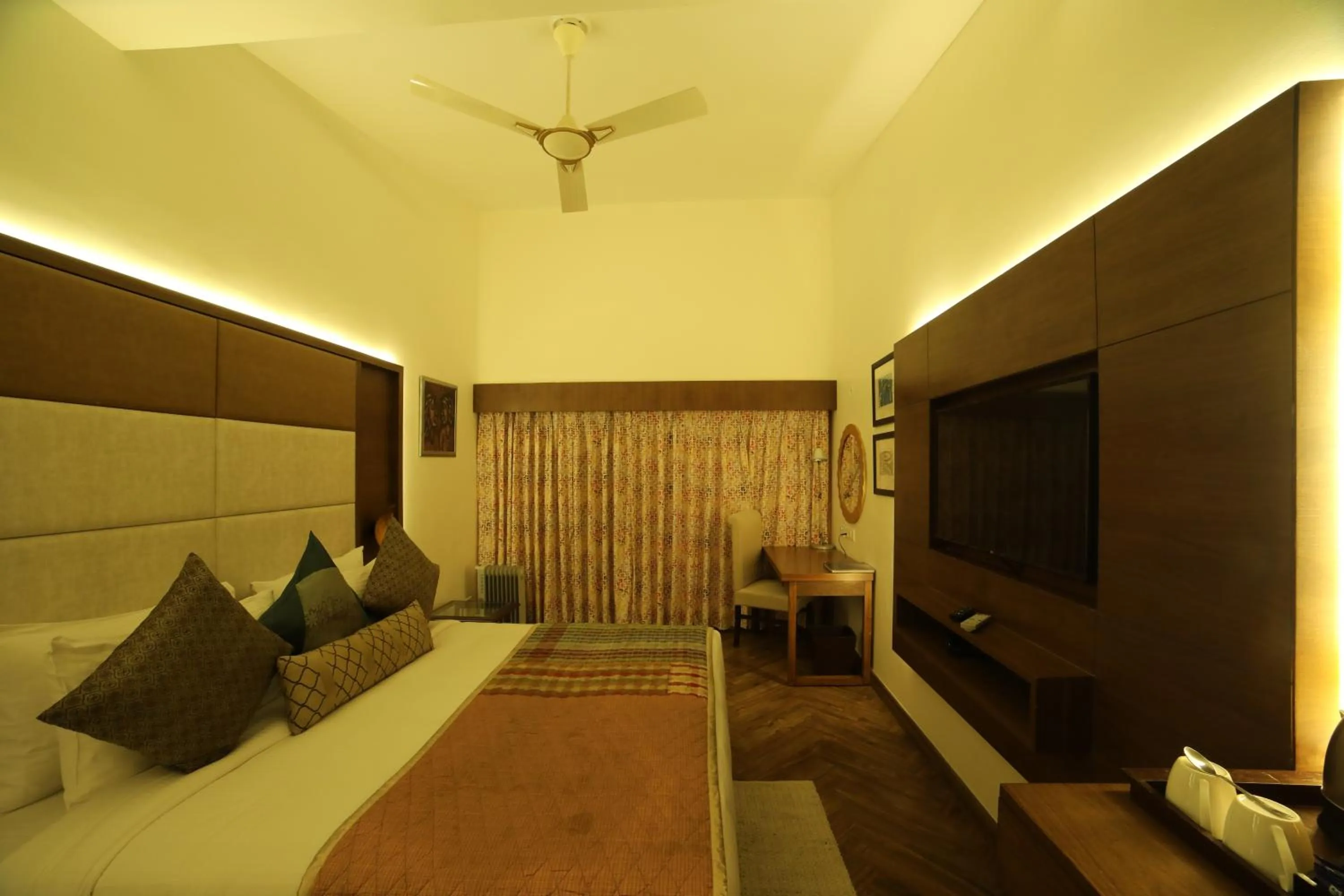Bed in juSTa Mukteshwar Retreat & Spa