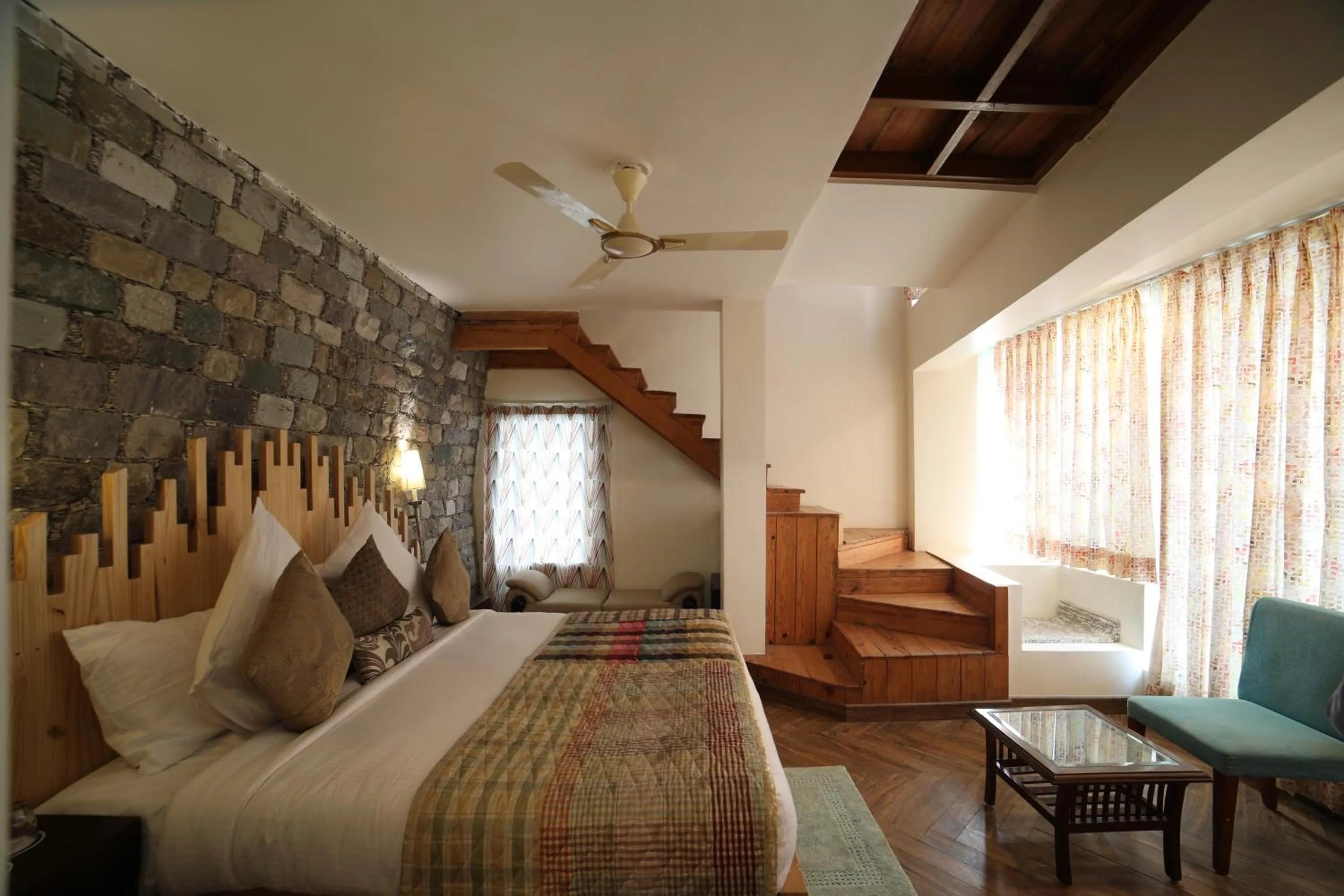 Bed in juSTa Mukteshwar Retreat & Spa