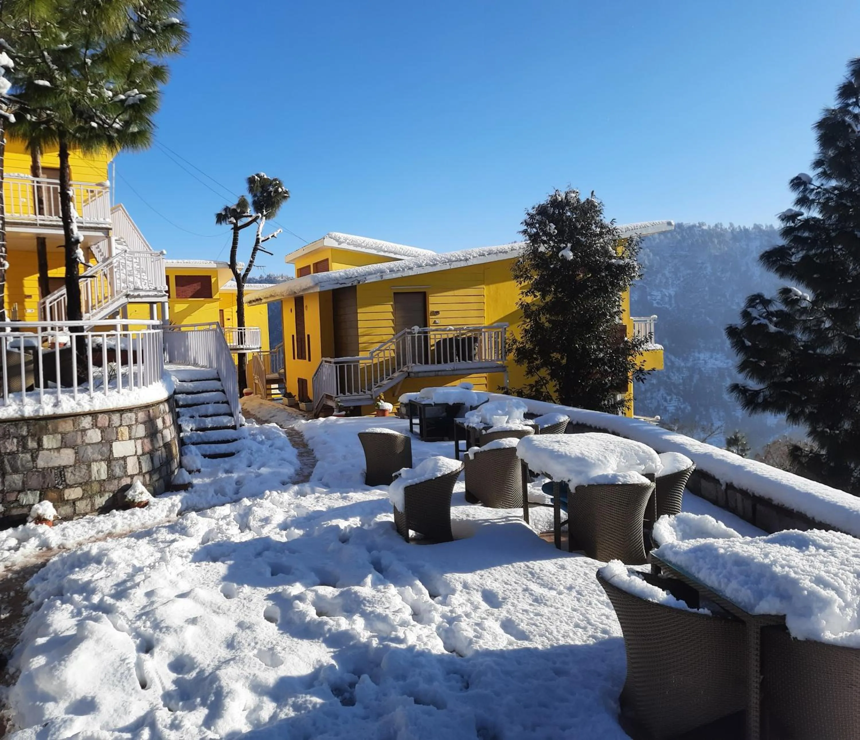 Seating area in juSTa Mukteshwar Retreat & Spa