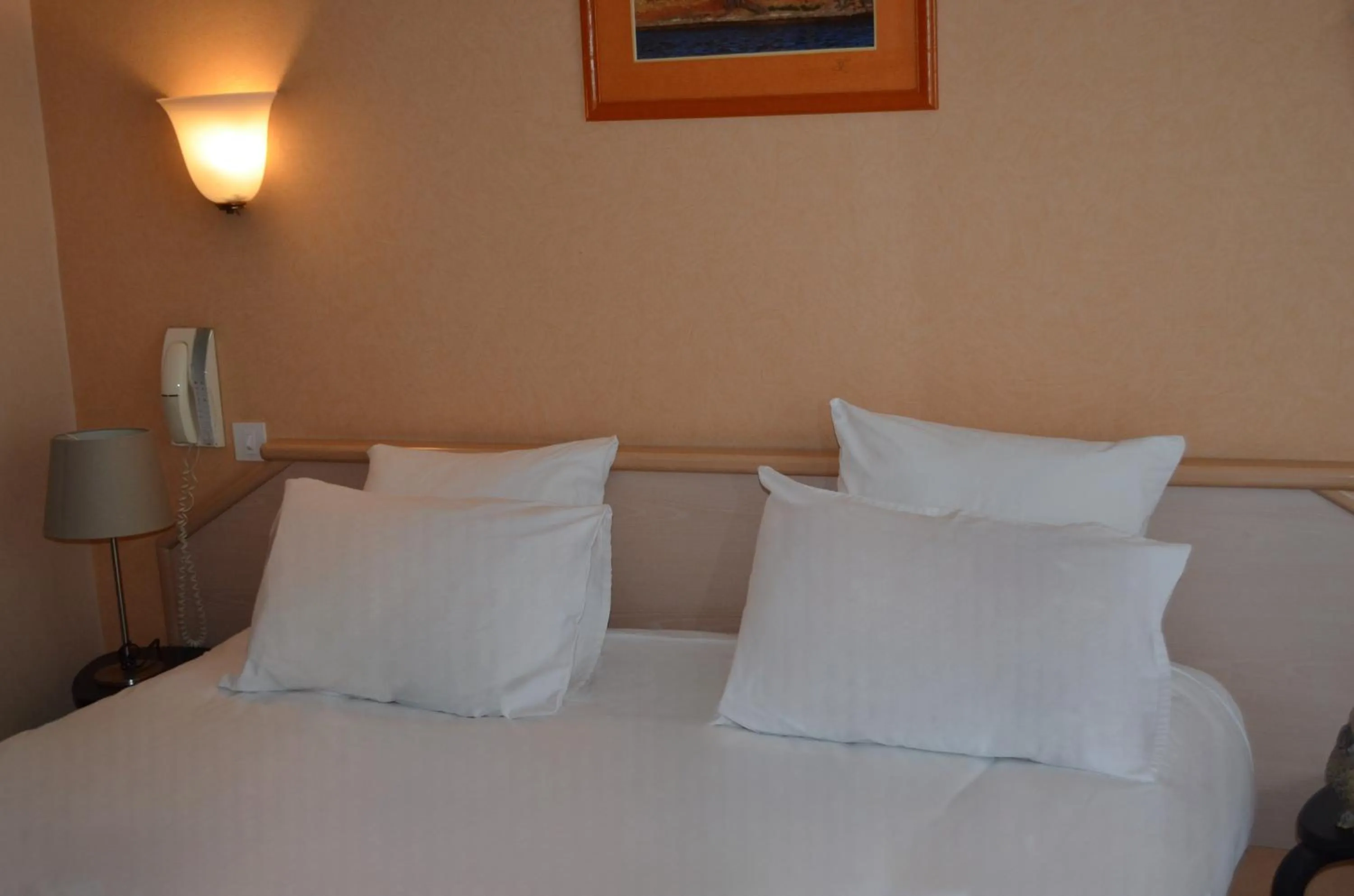 Bed in Hôtel du Parc