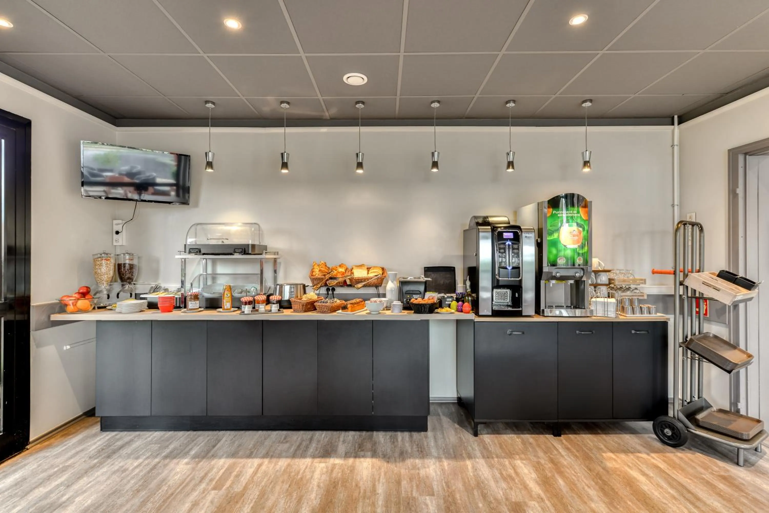 Buffet breakfast in ACE Hôtel Travel Fabrègues - A9 Montpellier Sud