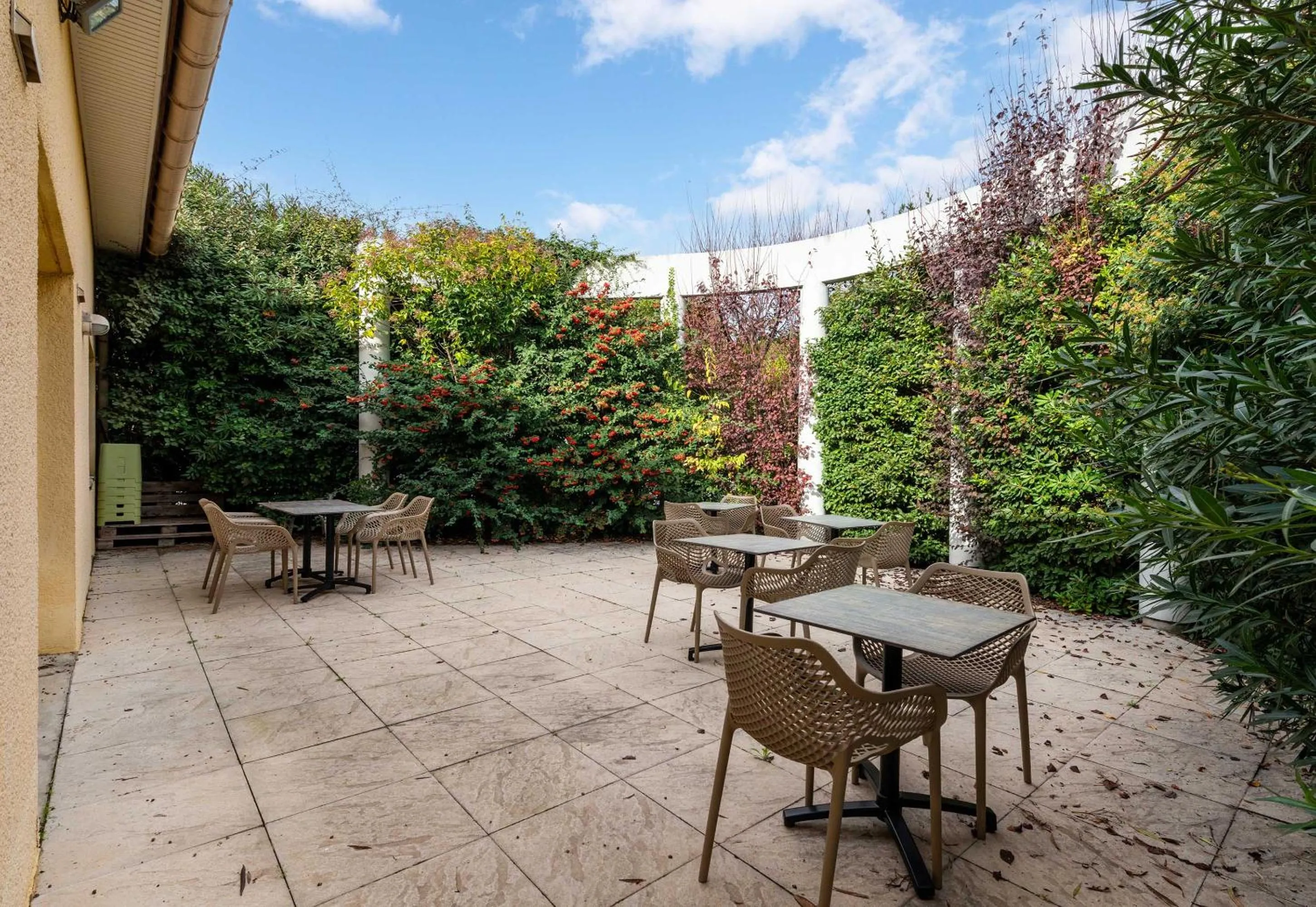 Patio in B&B HOTEL Montpellier Sud Lattes