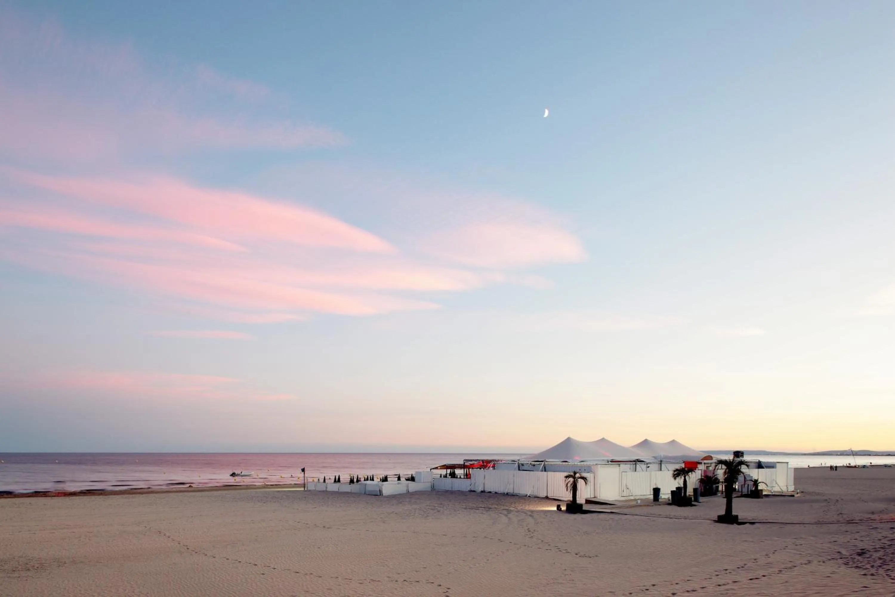 Beach in hotelF1 Montpellier Sud