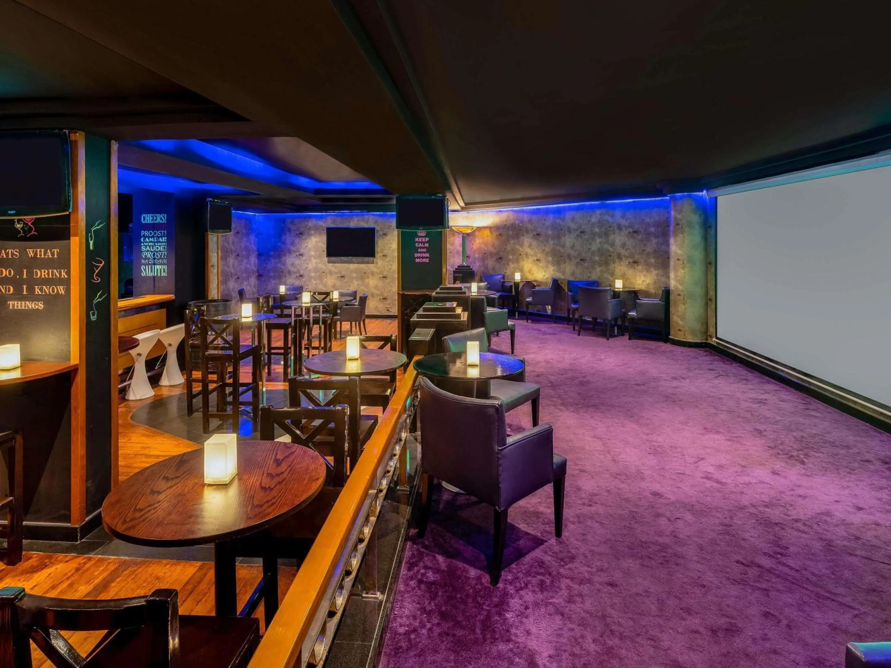 Lounge or bar in Mövenpick Hotel Doha