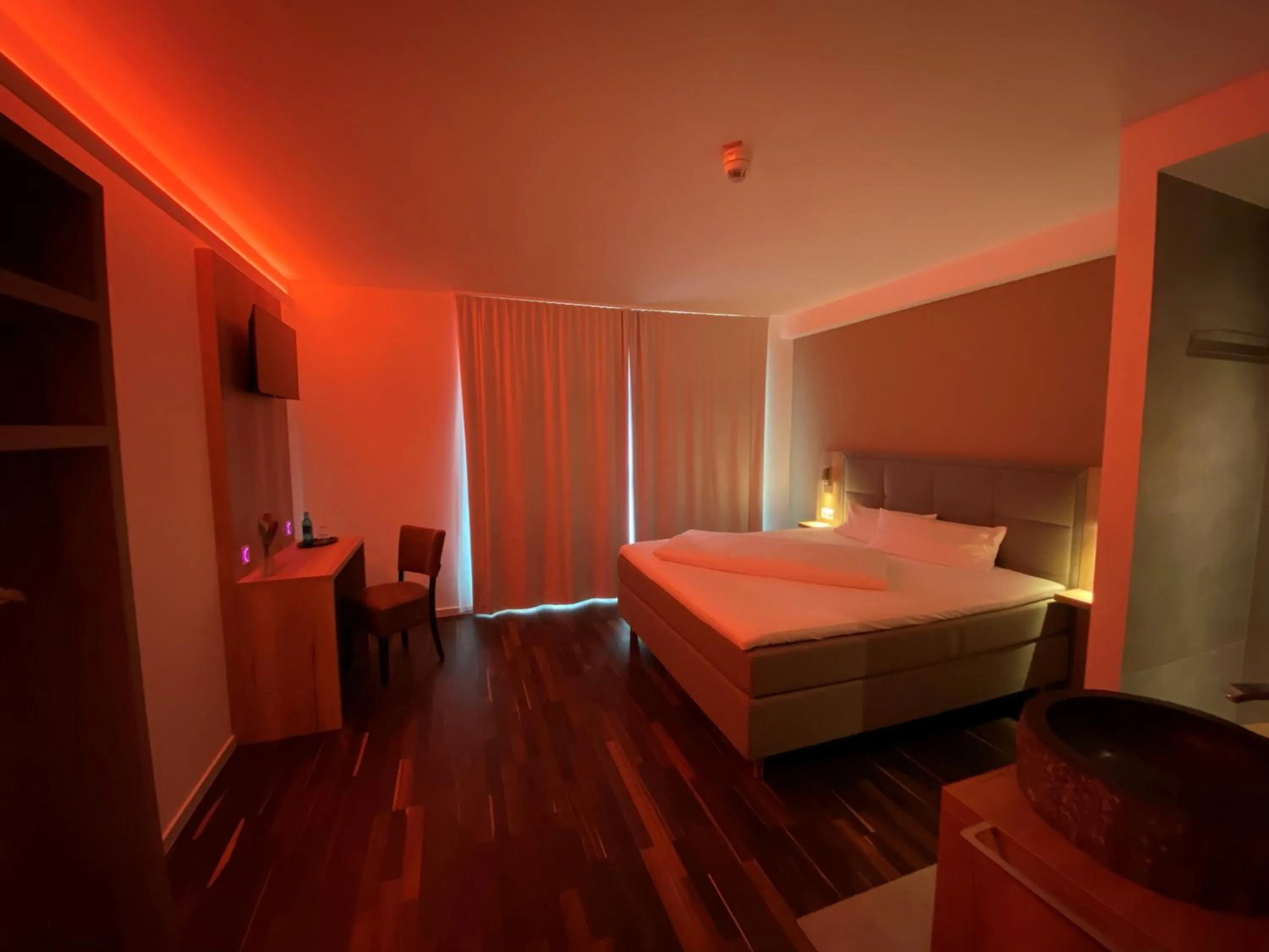 TV and multimedia, Bed in Hotel B4