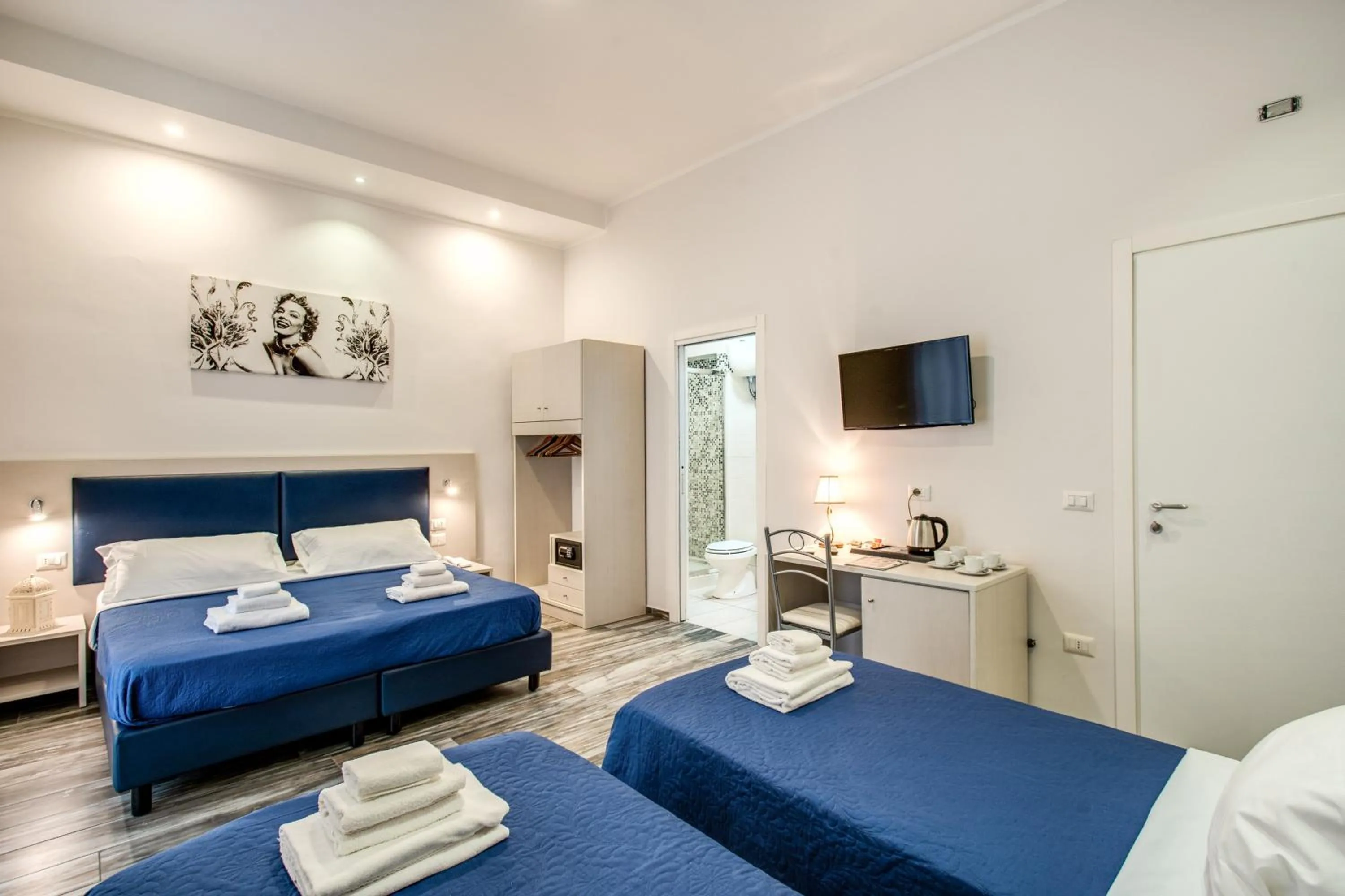 Bedroom, Bed in Napoli's Gold