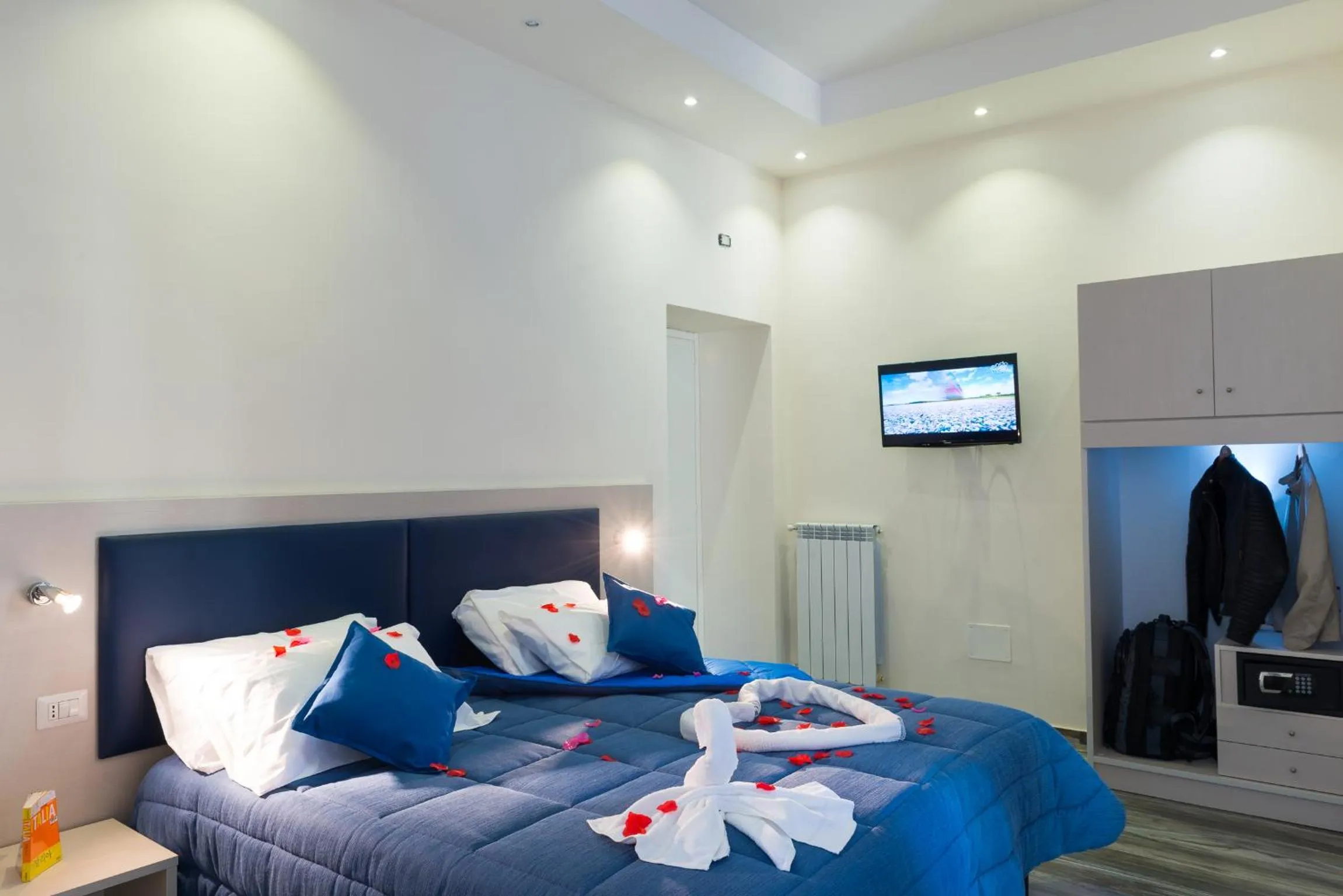 Decorative detail, Bed in Napoli's Gold