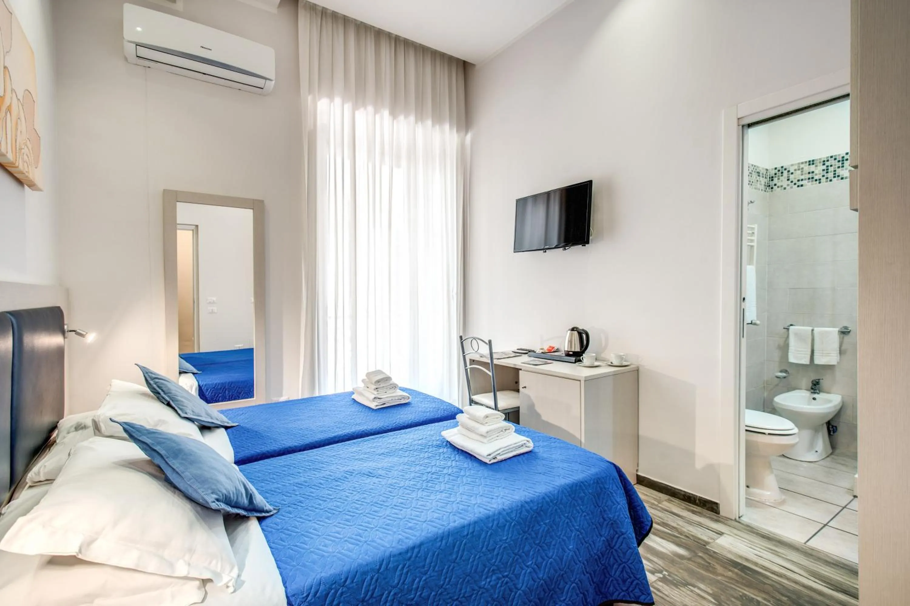 Bathroom, Bed in Napoli's Gold