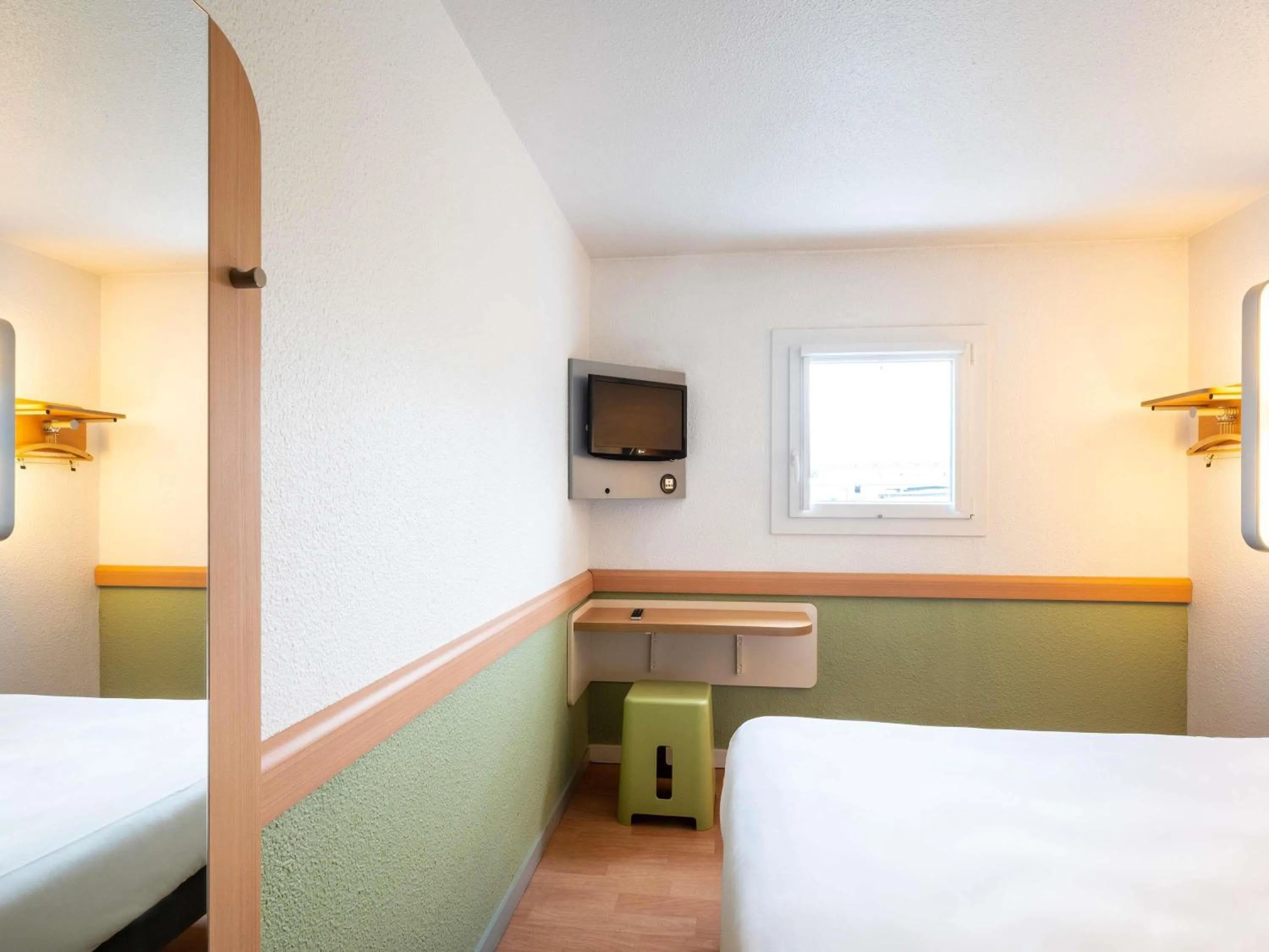 Bedroom, Bed in Ibis budget Saint-Étienne stade