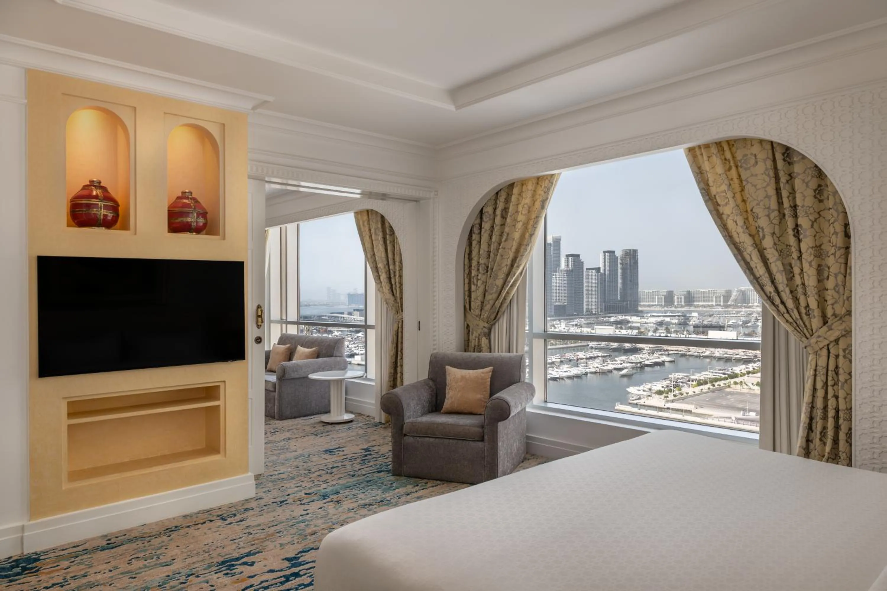 Bedroom, Bed in Al Habtoor Grand Resort, Autograph Collection