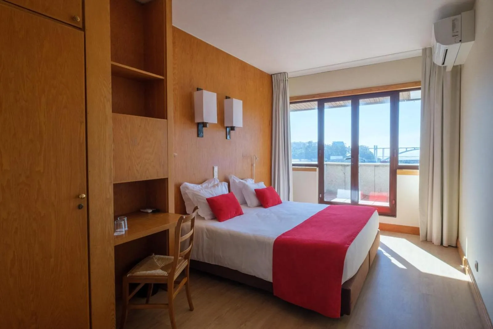 Bedroom, Bed in Vilar Oporto Hotel