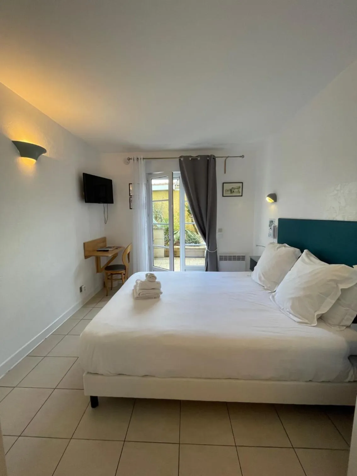 Photo of the whole room in Hôtel Michelet Plage