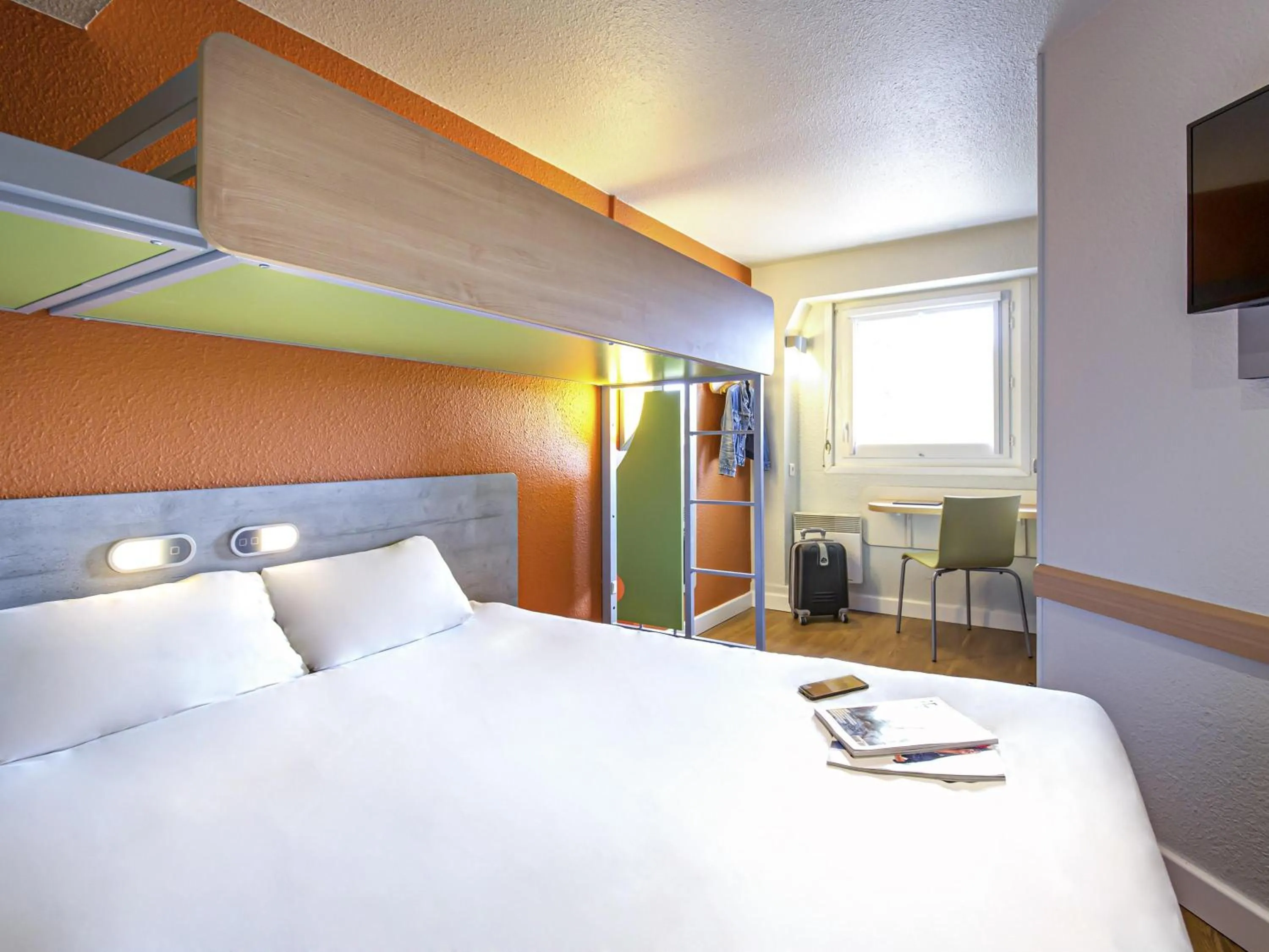 Bedroom, Bed in ibis budget Vienne Sud