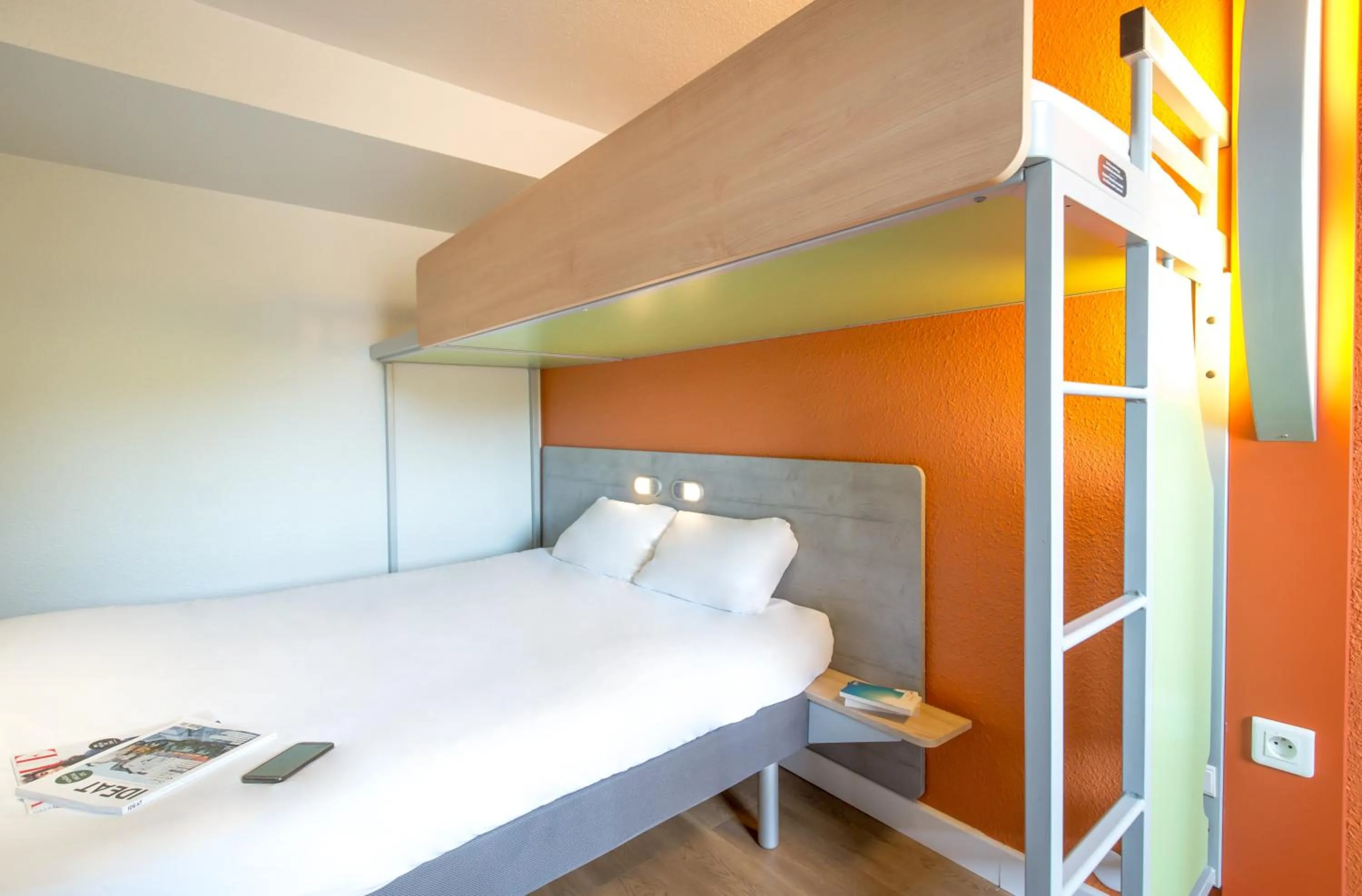 Bedroom, Bed in ibis budget Vienne Sud