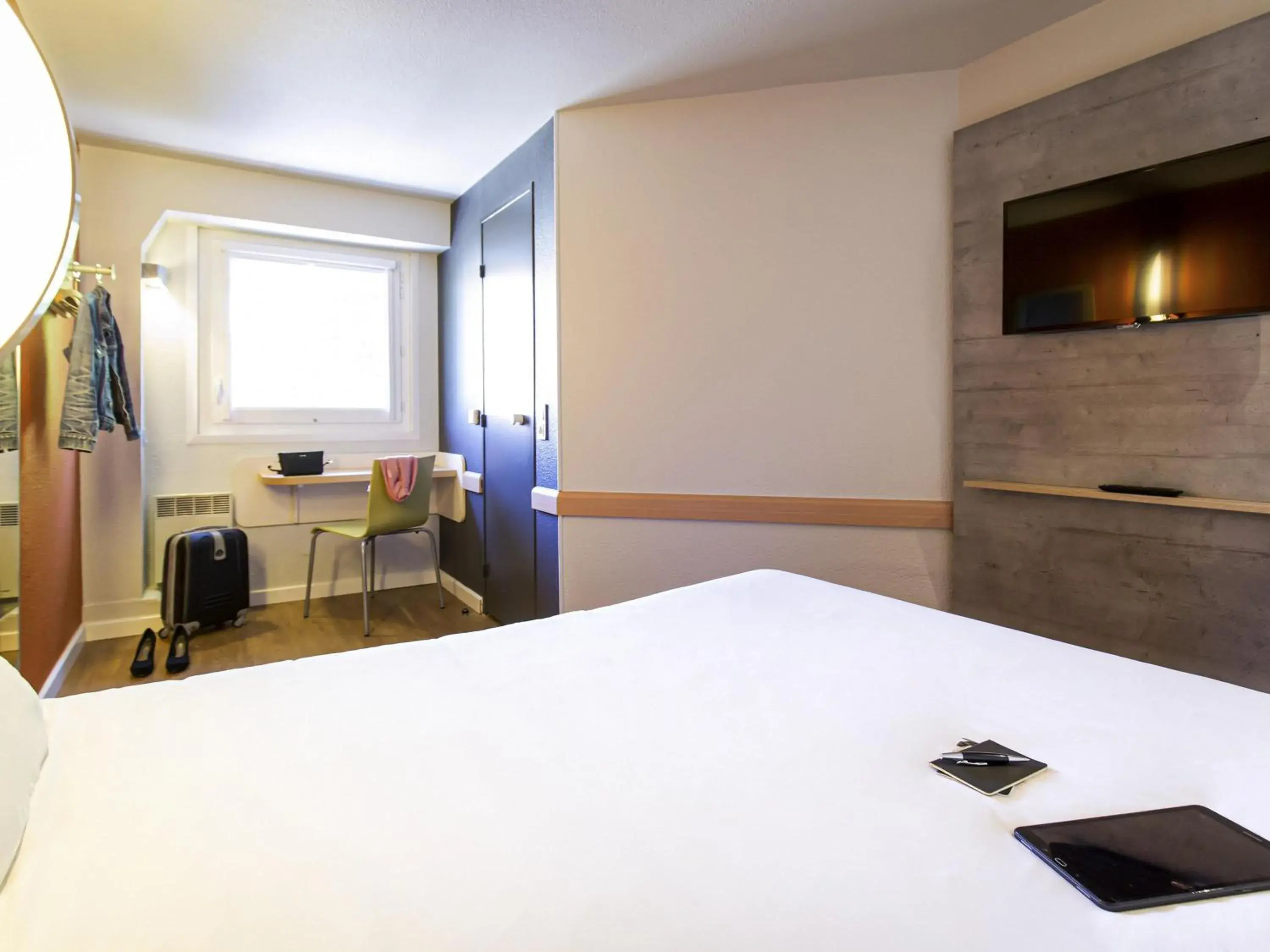 Triple Room with One Double Bed and One Bunk Bed in ibis budget Vienne Sud Triple Room with One Double Bed and One Bunk Bed in ibis budget Vienne Sud
