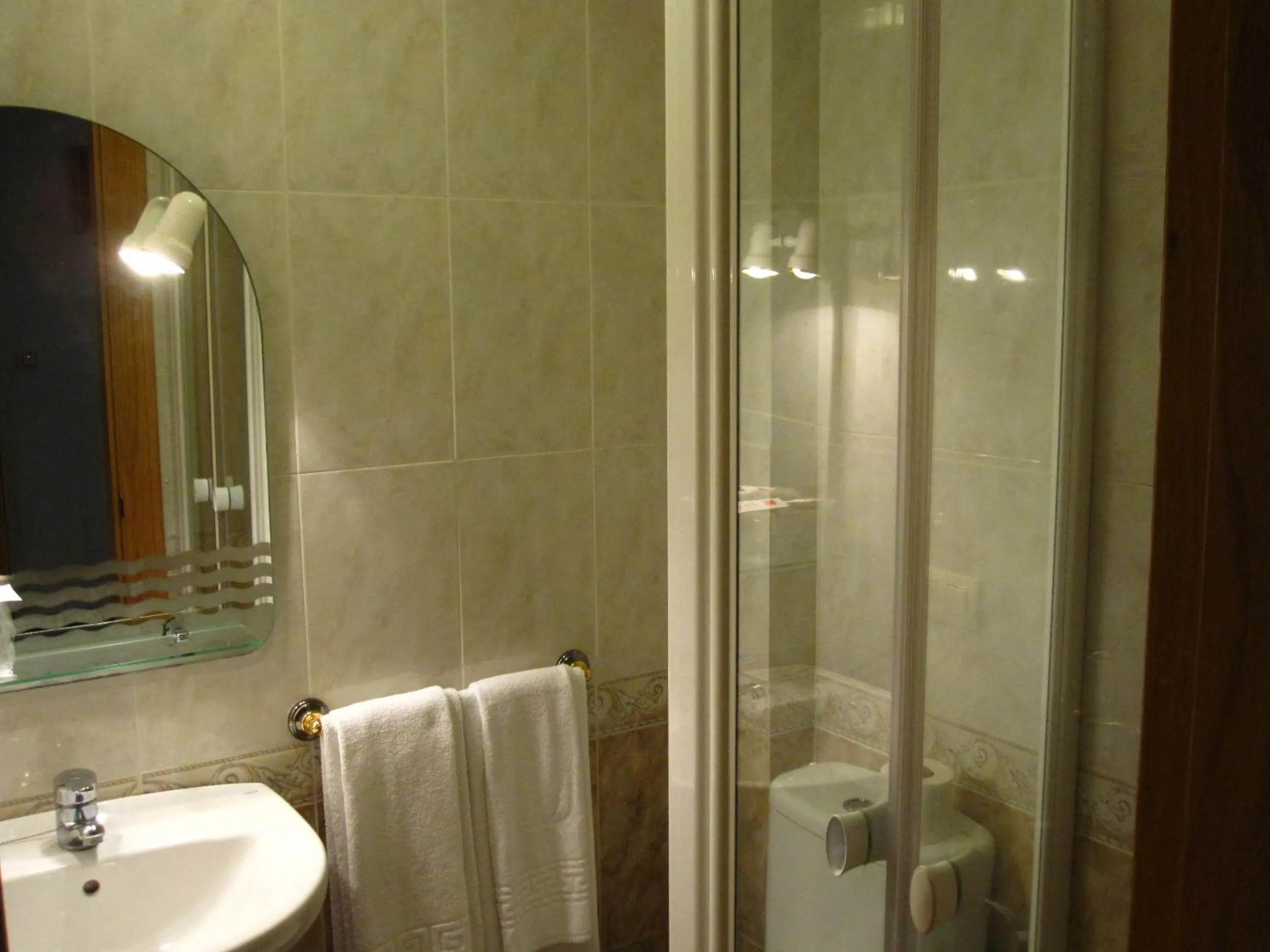 Bathroom in Pensión Argüelles