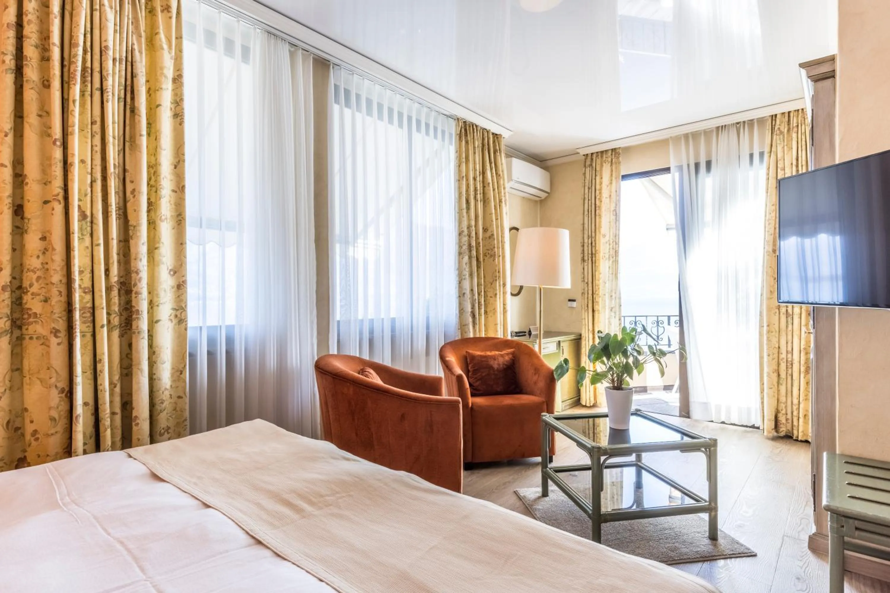 Communal lounge/ TV room, Bed in Boutique Hotel La Rocca