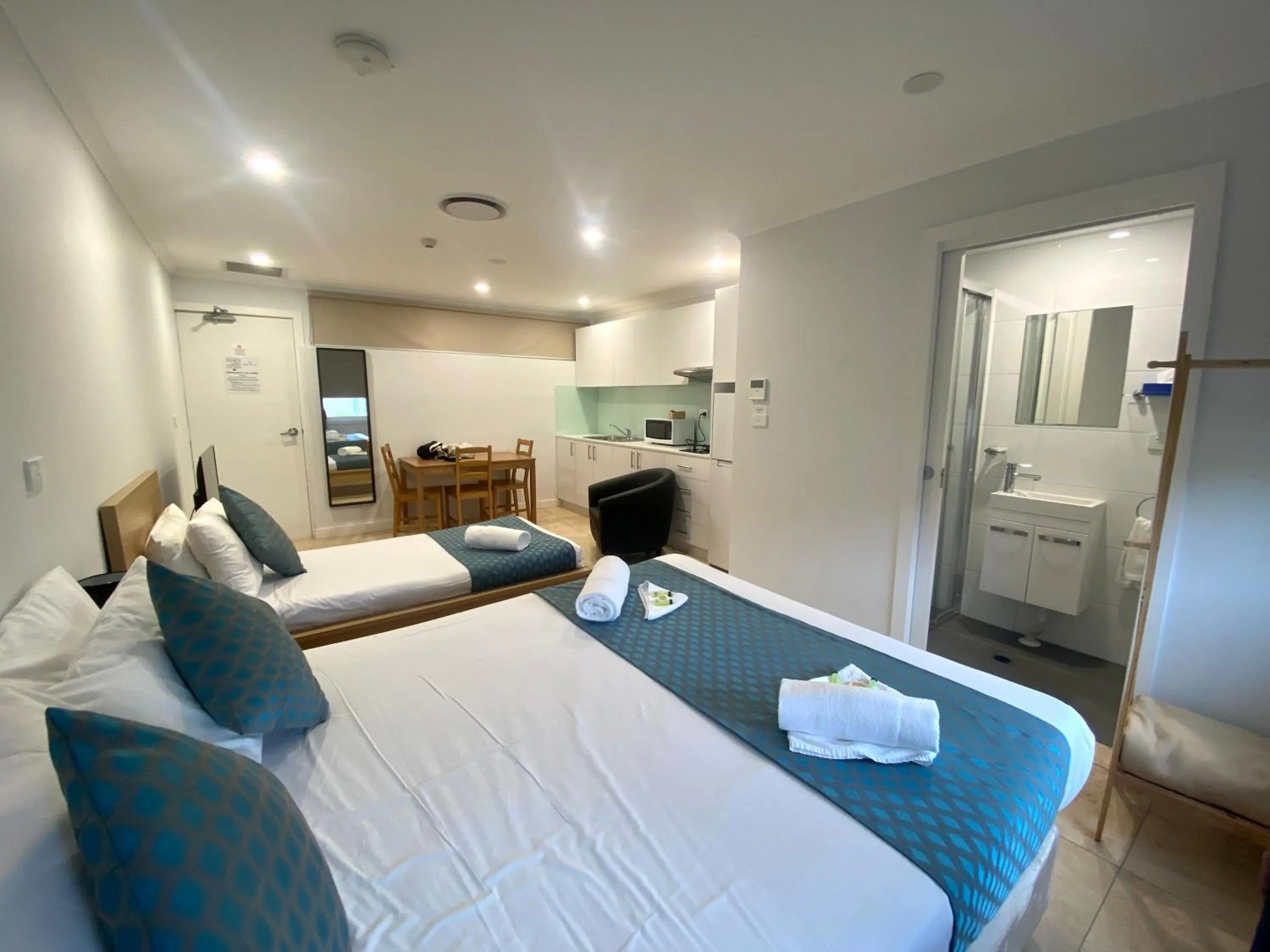 Bedroom, Bed in Lakes Resort Toukley