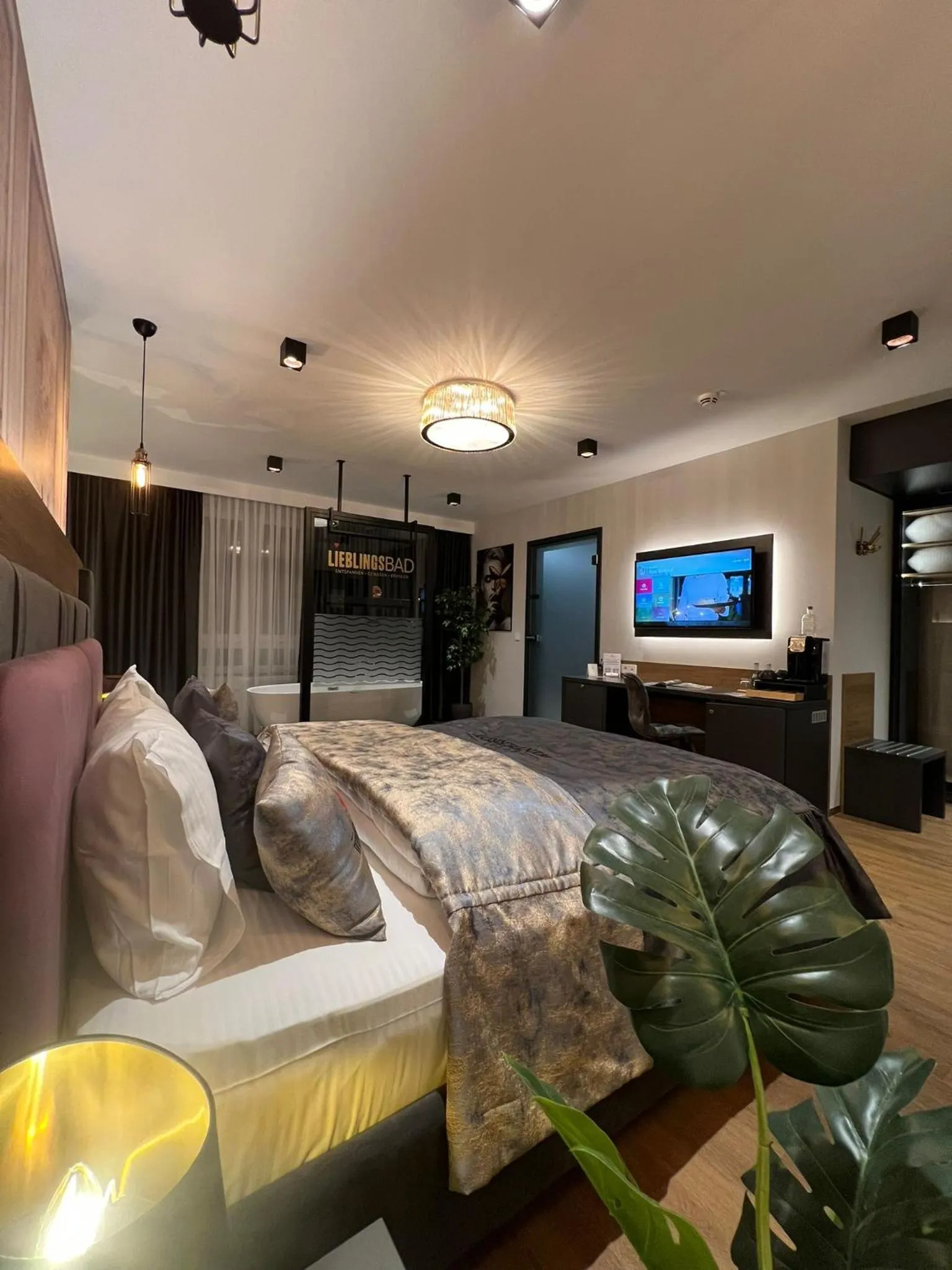 Photo of the whole room, Bed in Design Hotel Winterrot