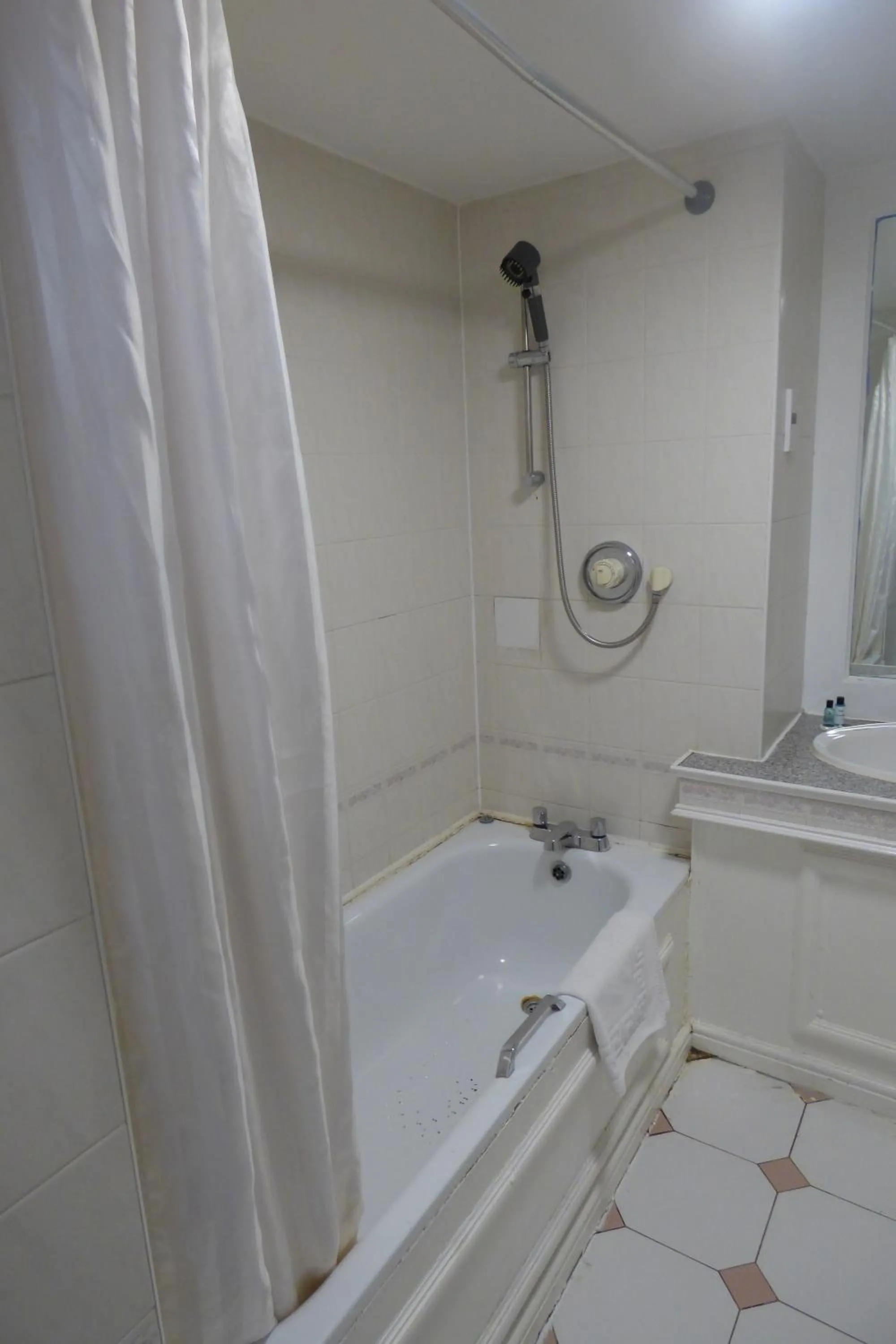 Standard Twin Room in Midlands Hotel