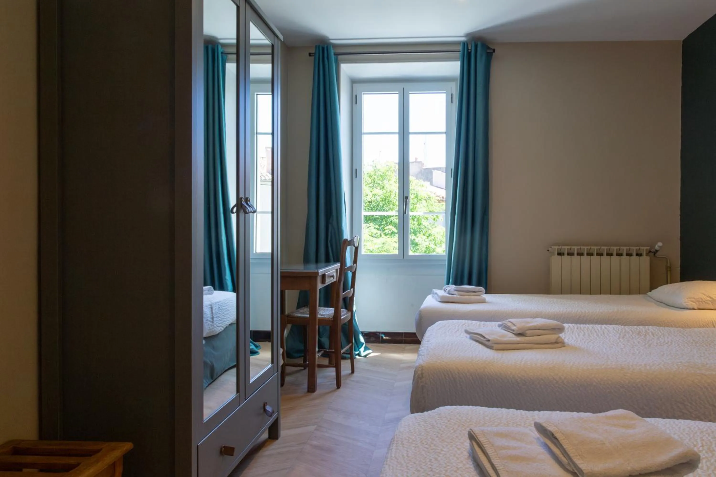 Bed in Logis Hôtel Restaurant Le Louvre