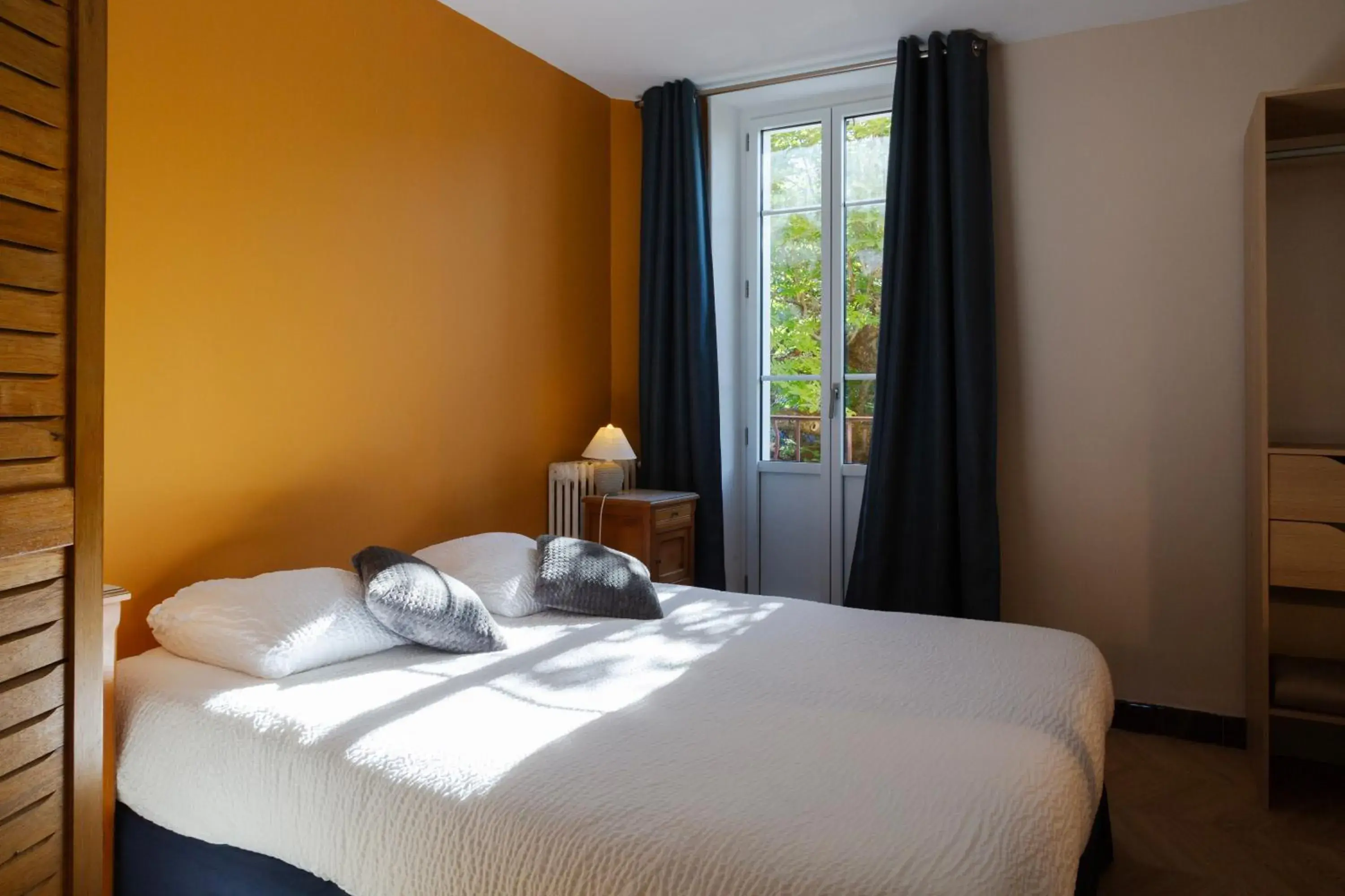 Double Room in Logis Hôtel Restaurant Le Louvre Double Room in Logis Hôtel Restaurant Le Louvre