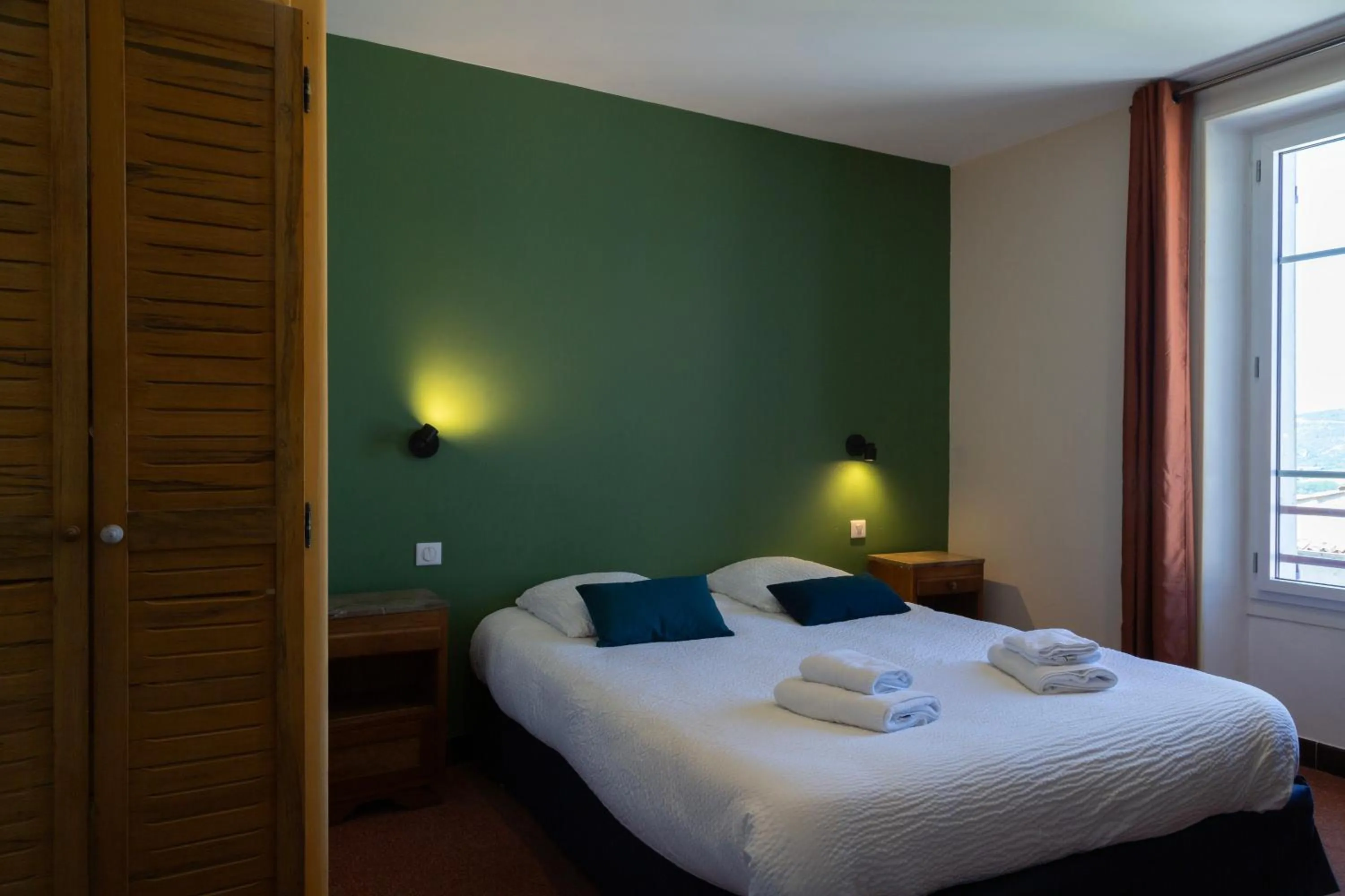 Bed in Logis Hôtel Restaurant Le Louvre