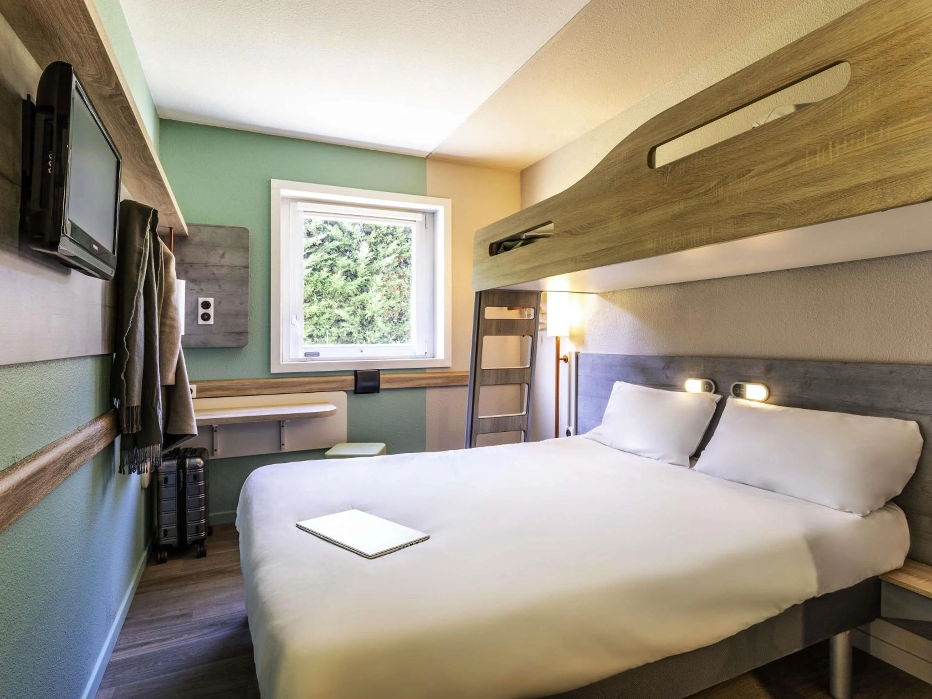 Bedroom, Bed in Ibis Budget Lyon Est Saint Quentin Fallavier