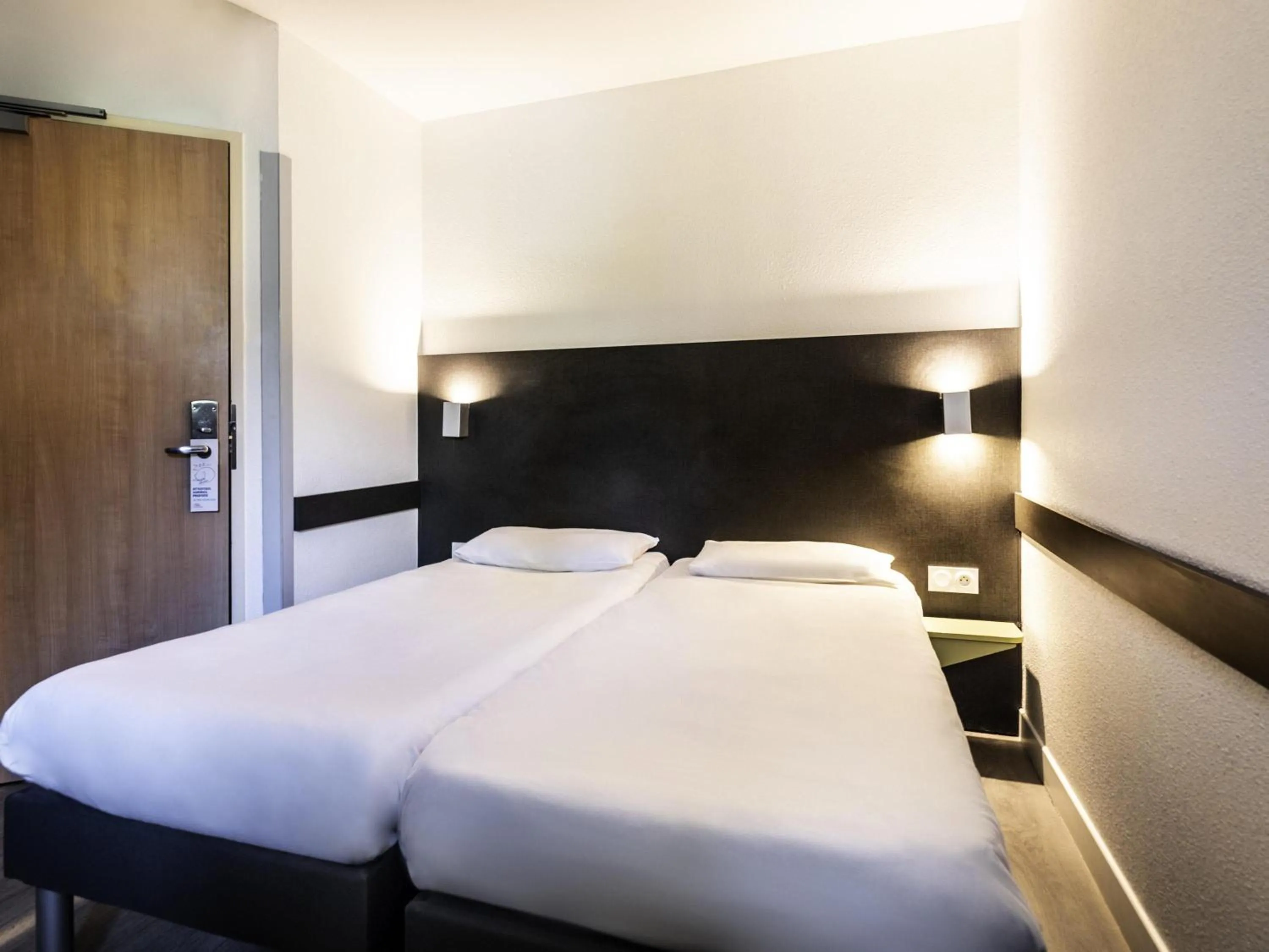 Bedroom, Bed in Ibis Budget Lyon Est Saint Quentin Fallavier