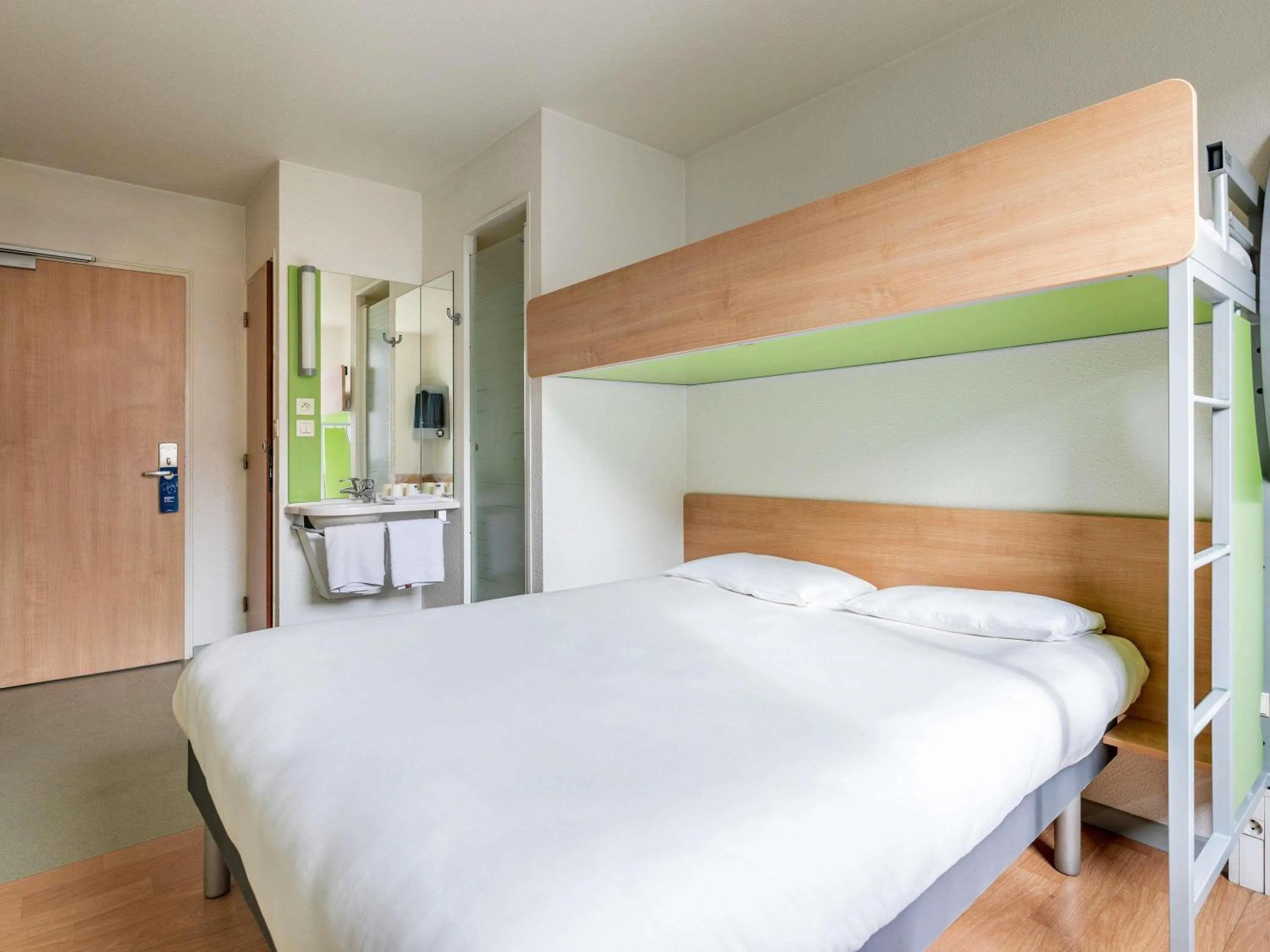 Bedroom, Bed in Ibis Budget Lyon Est Saint Quentin Fallavier