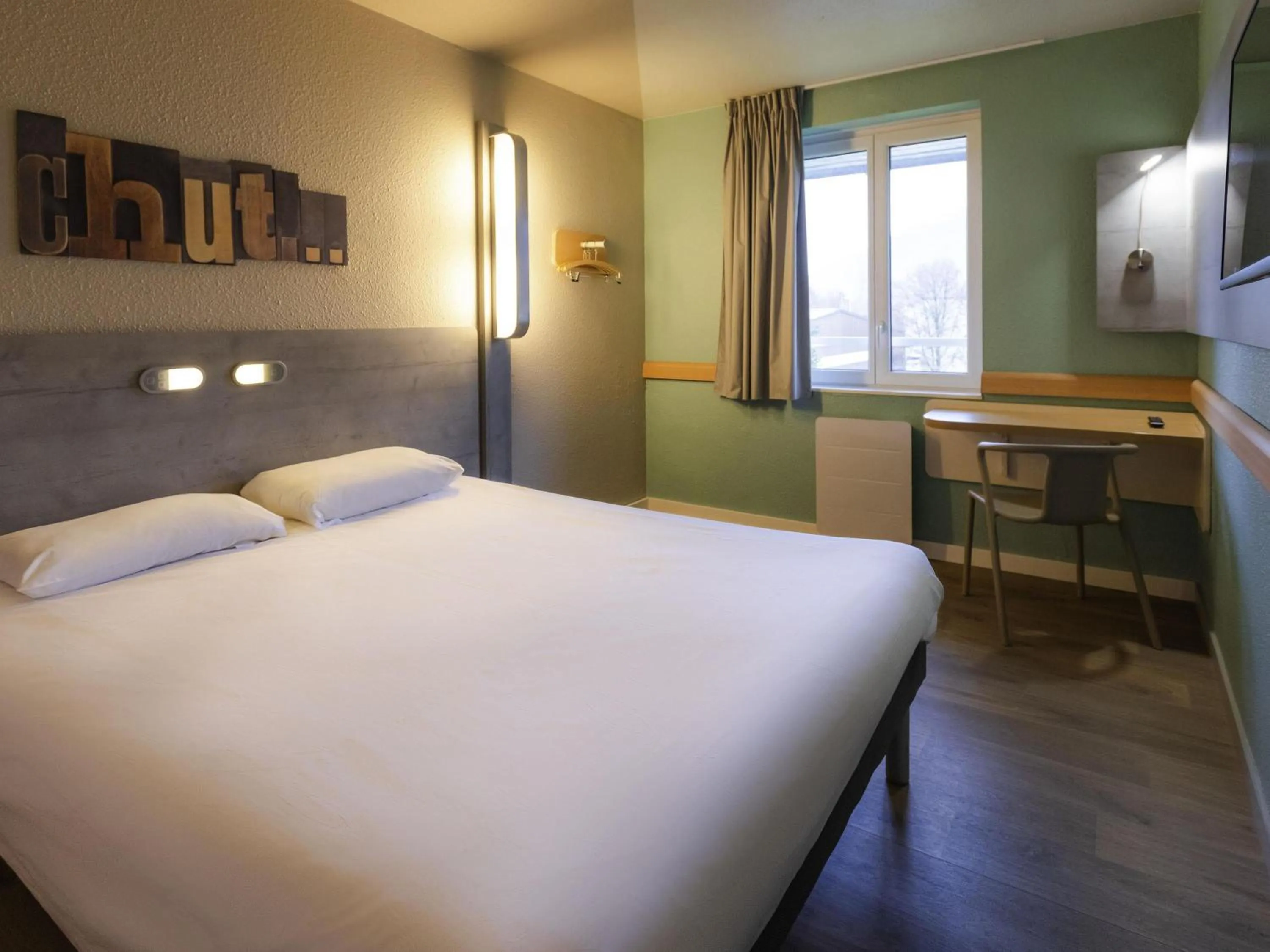 Bedroom, Bed in ibis budget Albertville