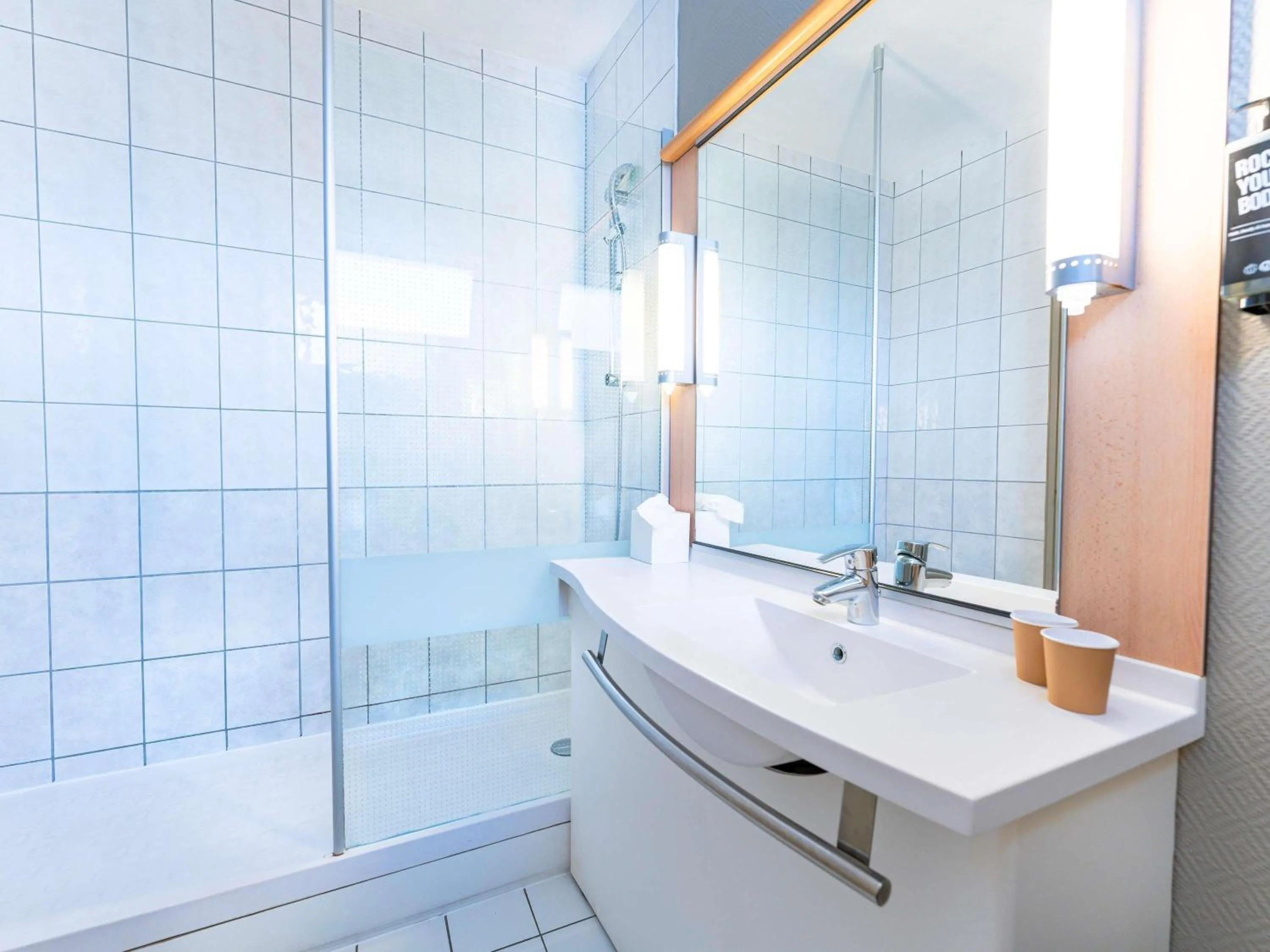 Bedroom in Hôtel Ibis Cognac Centre