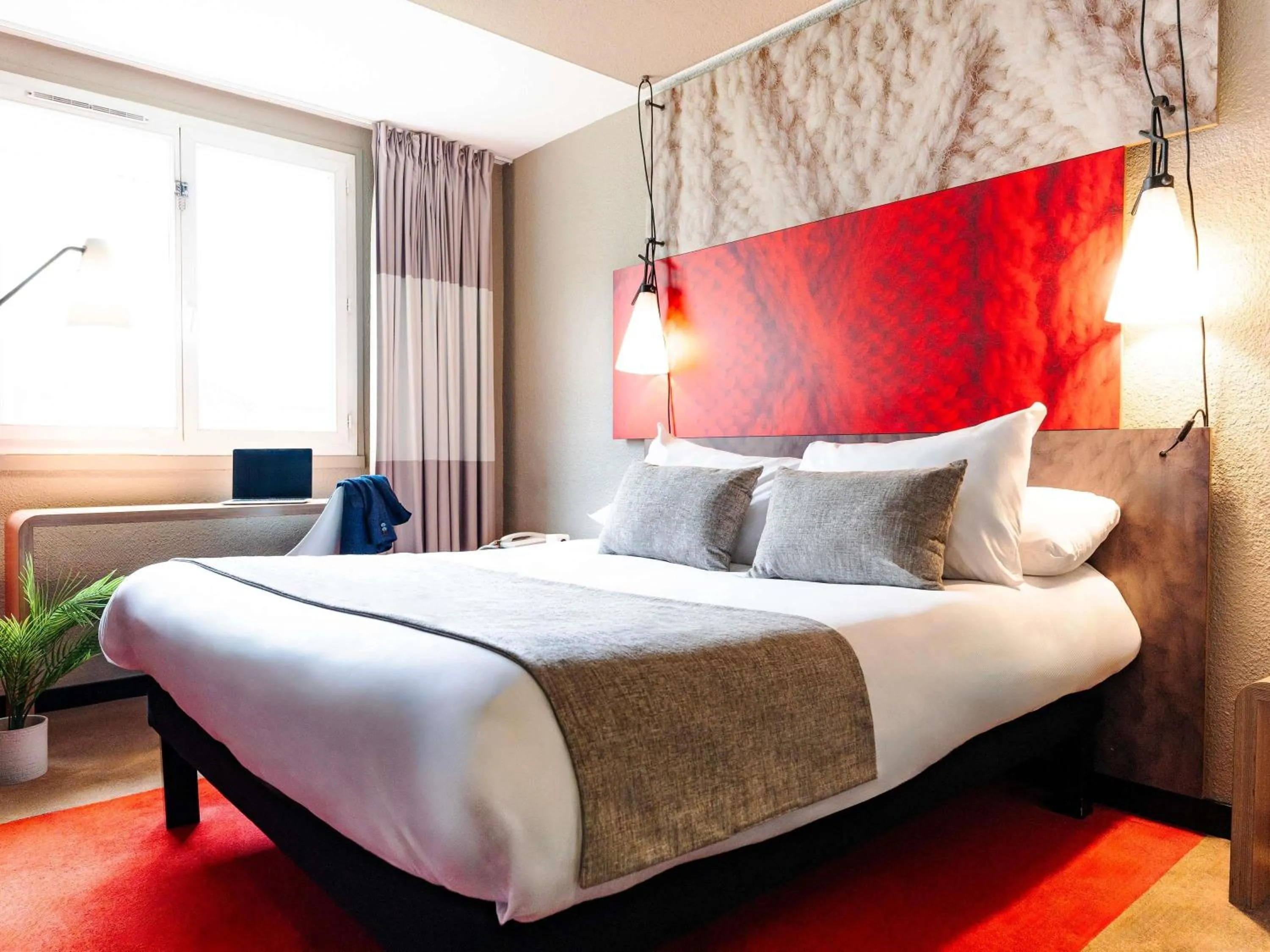 Bedroom, Bed in Hôtel Ibis Cognac Centre