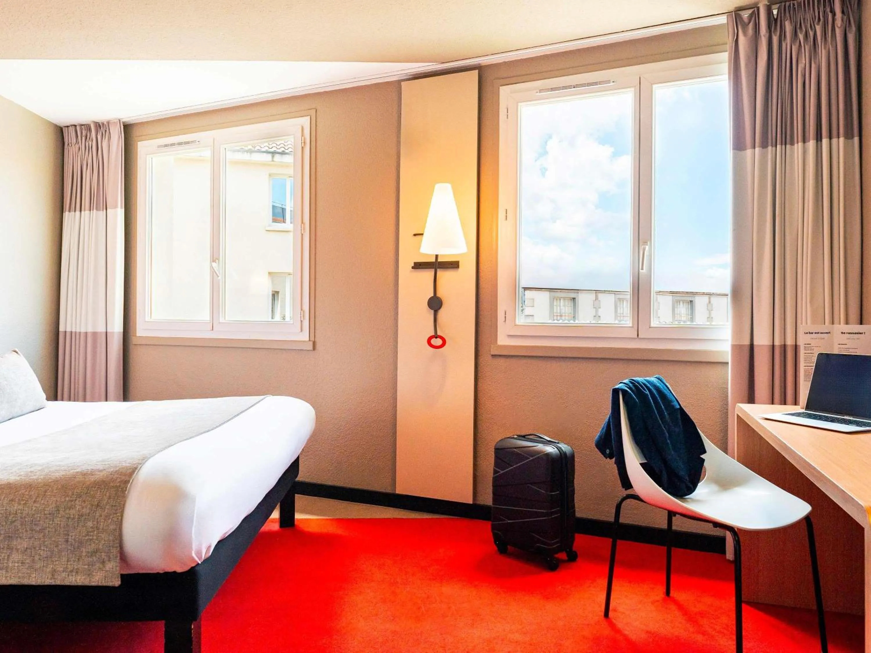 Bedroom, Bed in Hôtel Ibis Cognac Centre