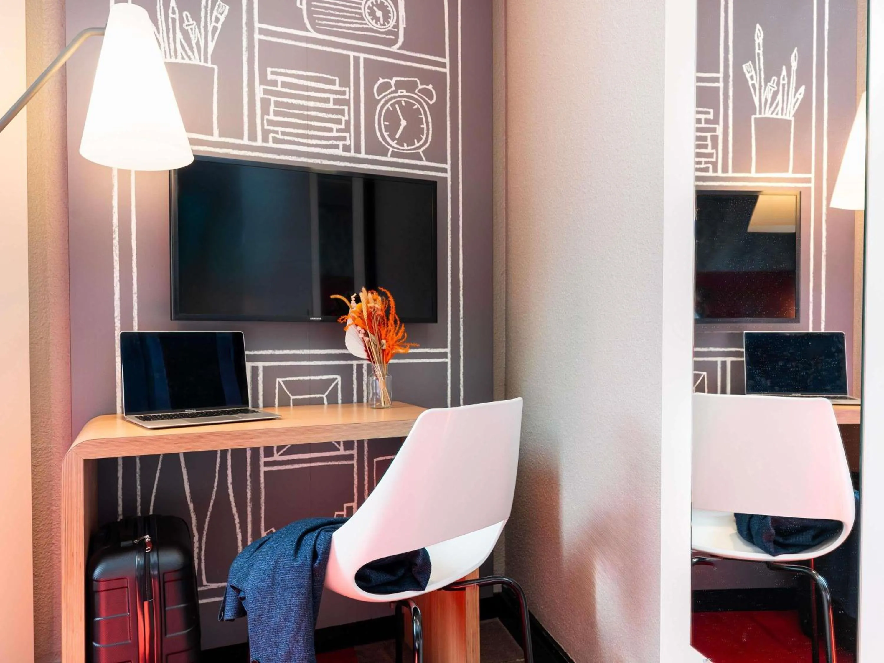 Bedroom in Hôtel Ibis Cognac Centre