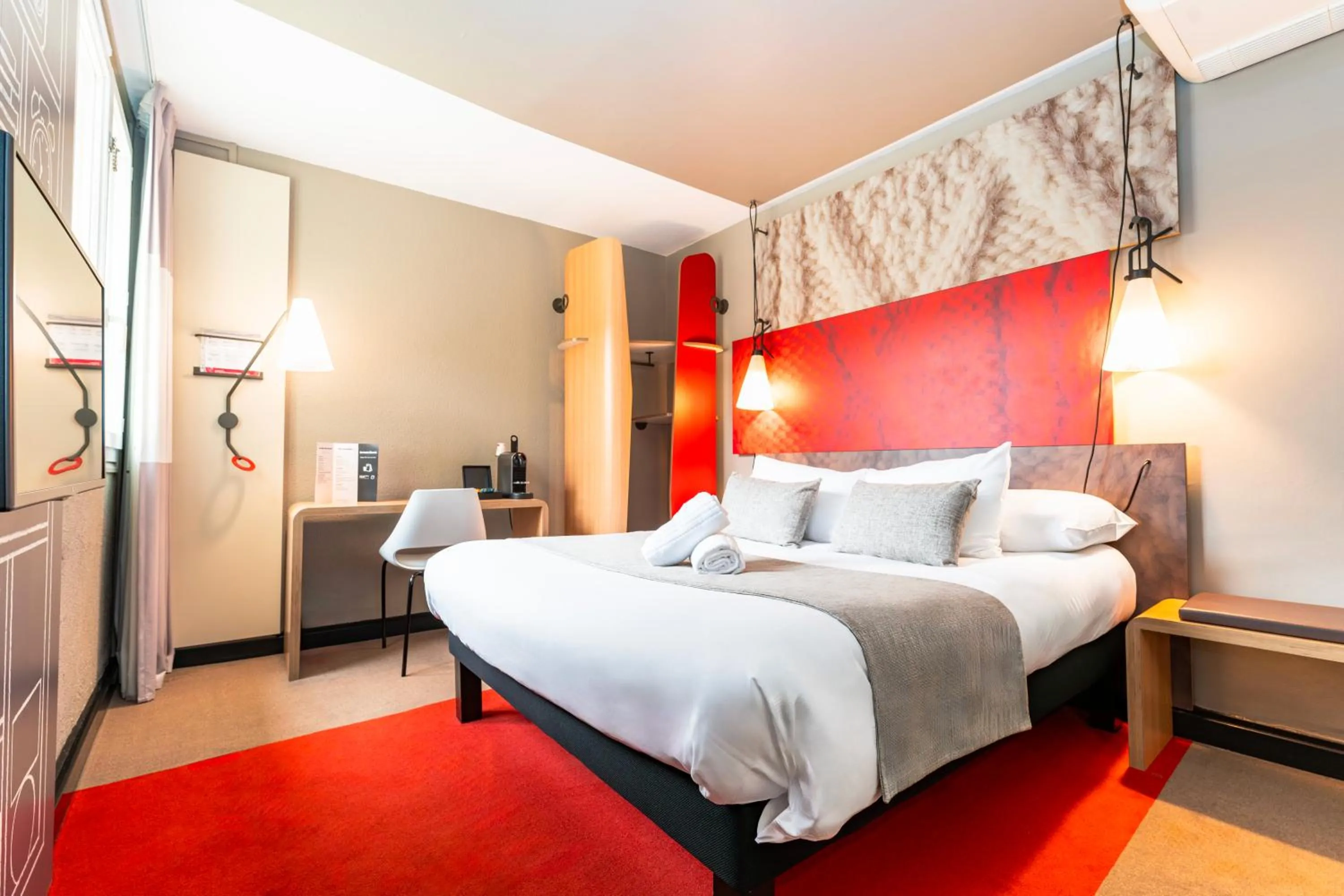 Bedroom, Bed in Hôtel Ibis Cognac Centre