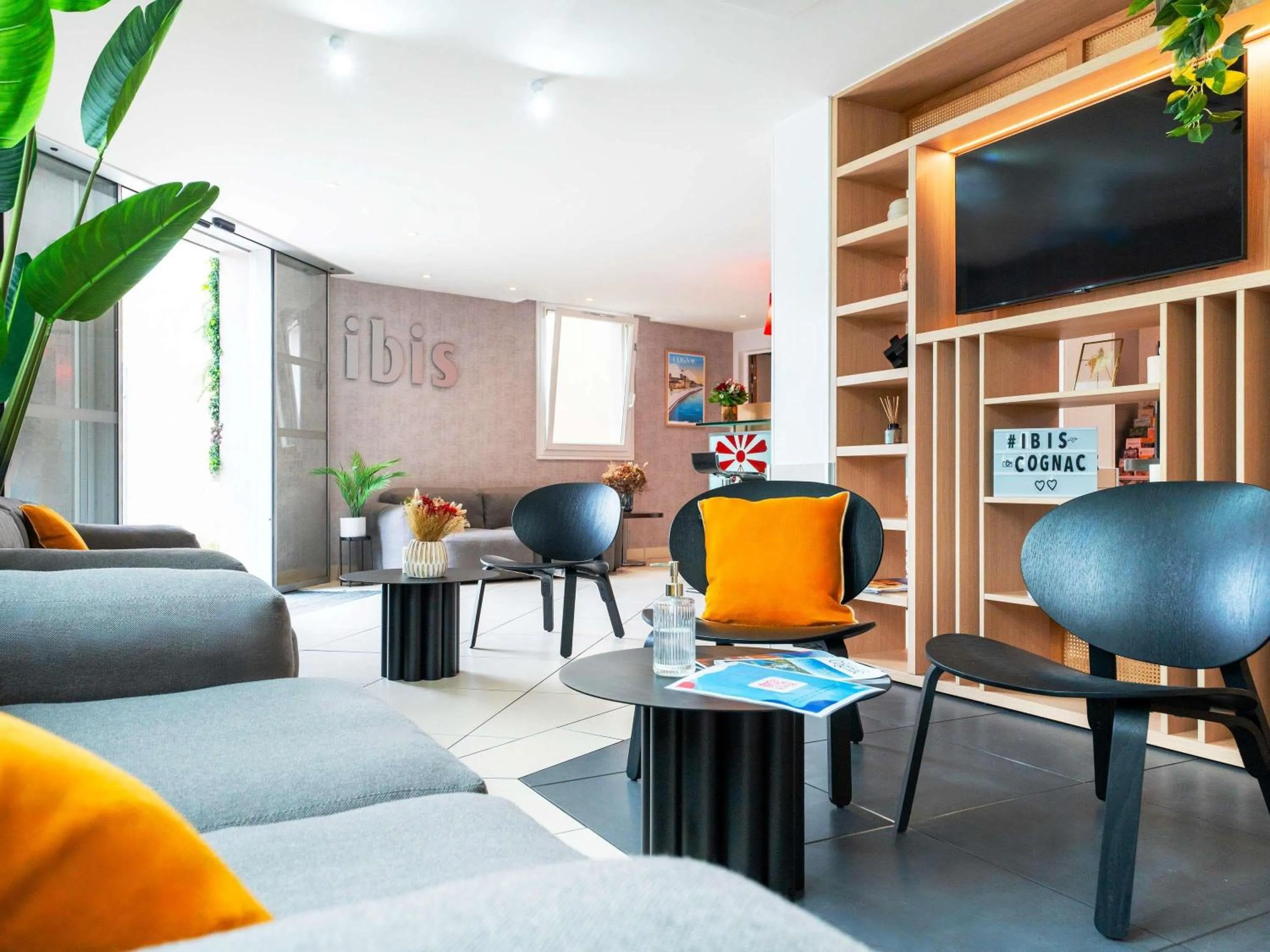 Property building in Hôtel Ibis Cognac Centre