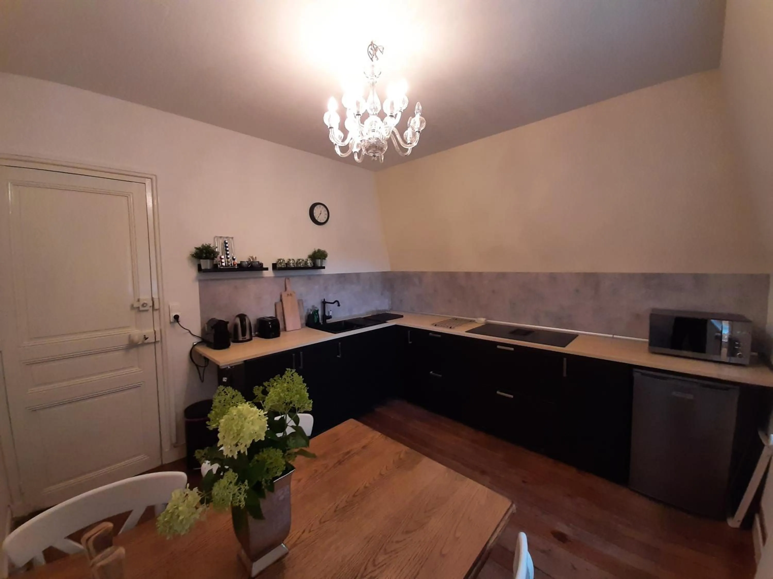 Kitchen or kitchenette in Chateau Sourliavoux, appartement en chambres d'hôtes