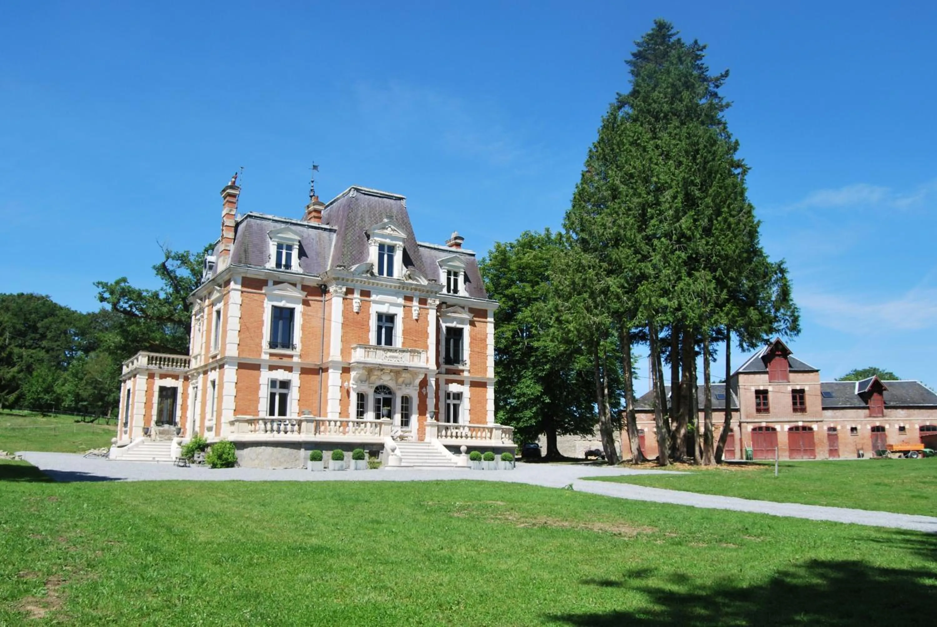 Property building in Chateau Sourliavoux, appartement en chambres d'hôtes