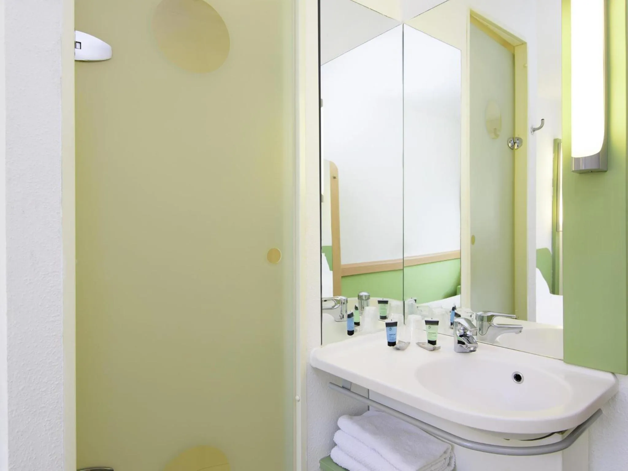 Bedroom in ibis budget Lyon Gerland