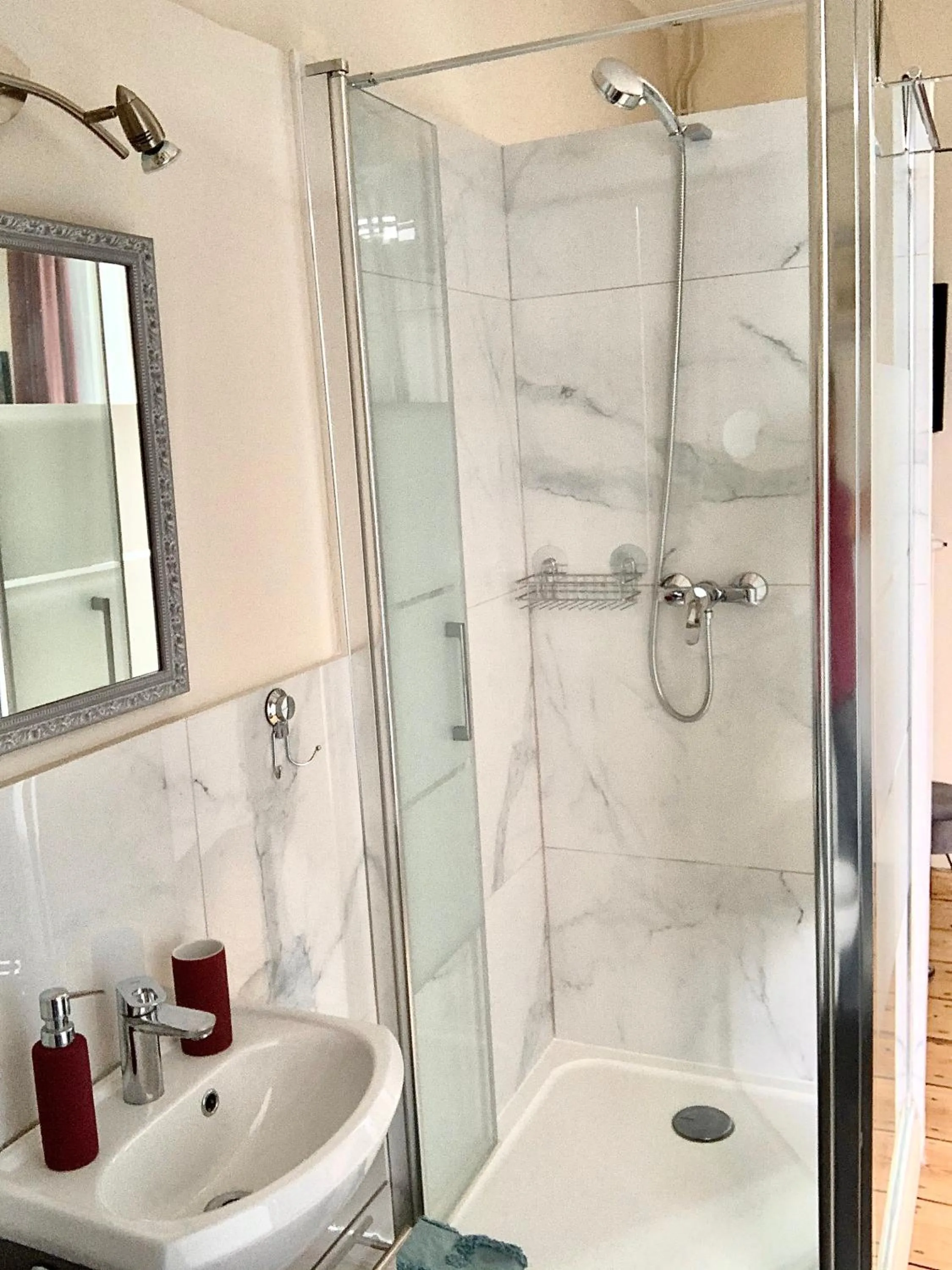 Shower in Entre Terre et Estuaire & Spa