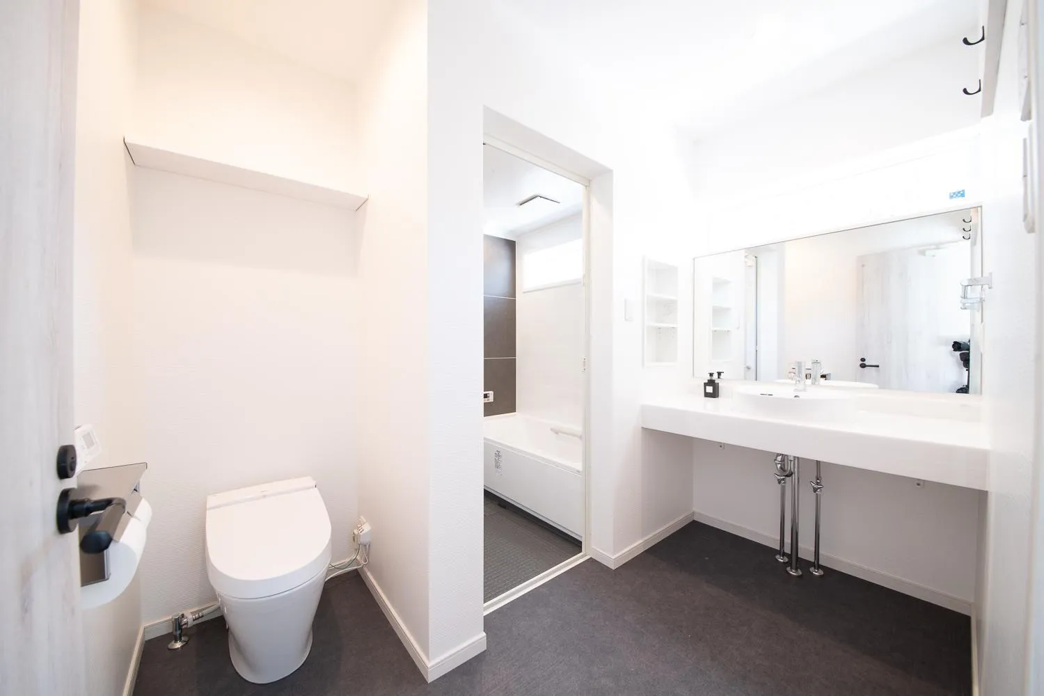 Shower in Cherrywoods Place by Hakuba White Fox Company