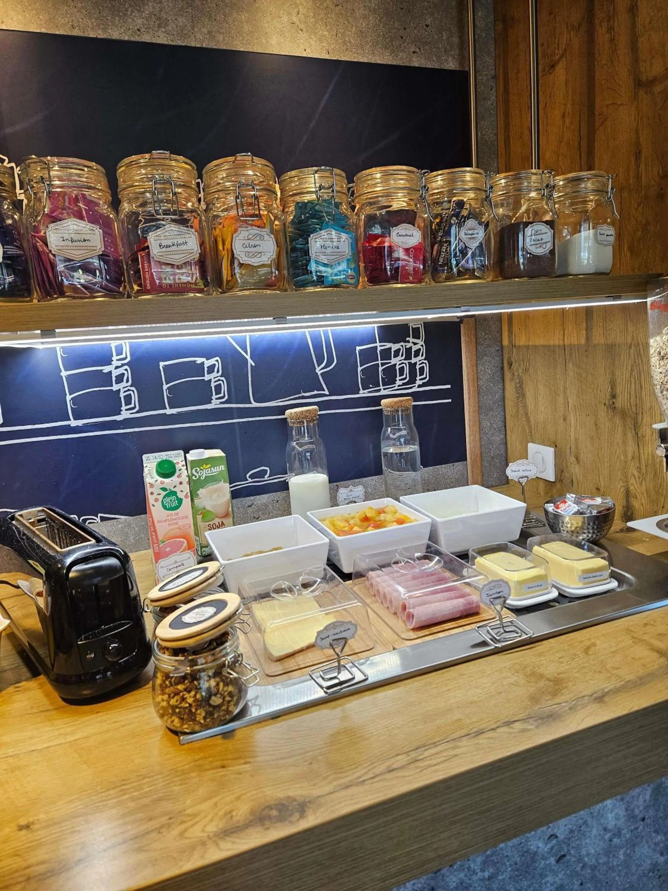 Breakfast in ibis budget Clermont Ferrand Sud