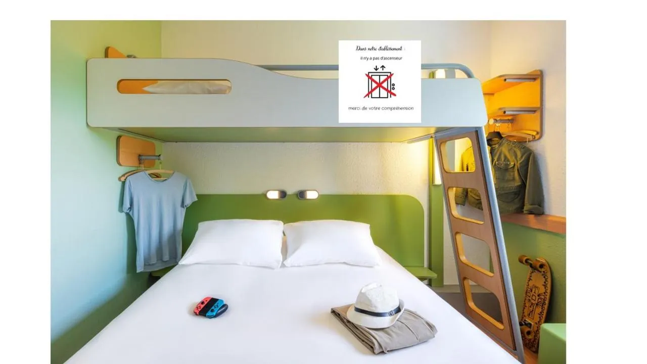 Photo of the whole room, Bed in ibis budget Clermont Ferrand Sud