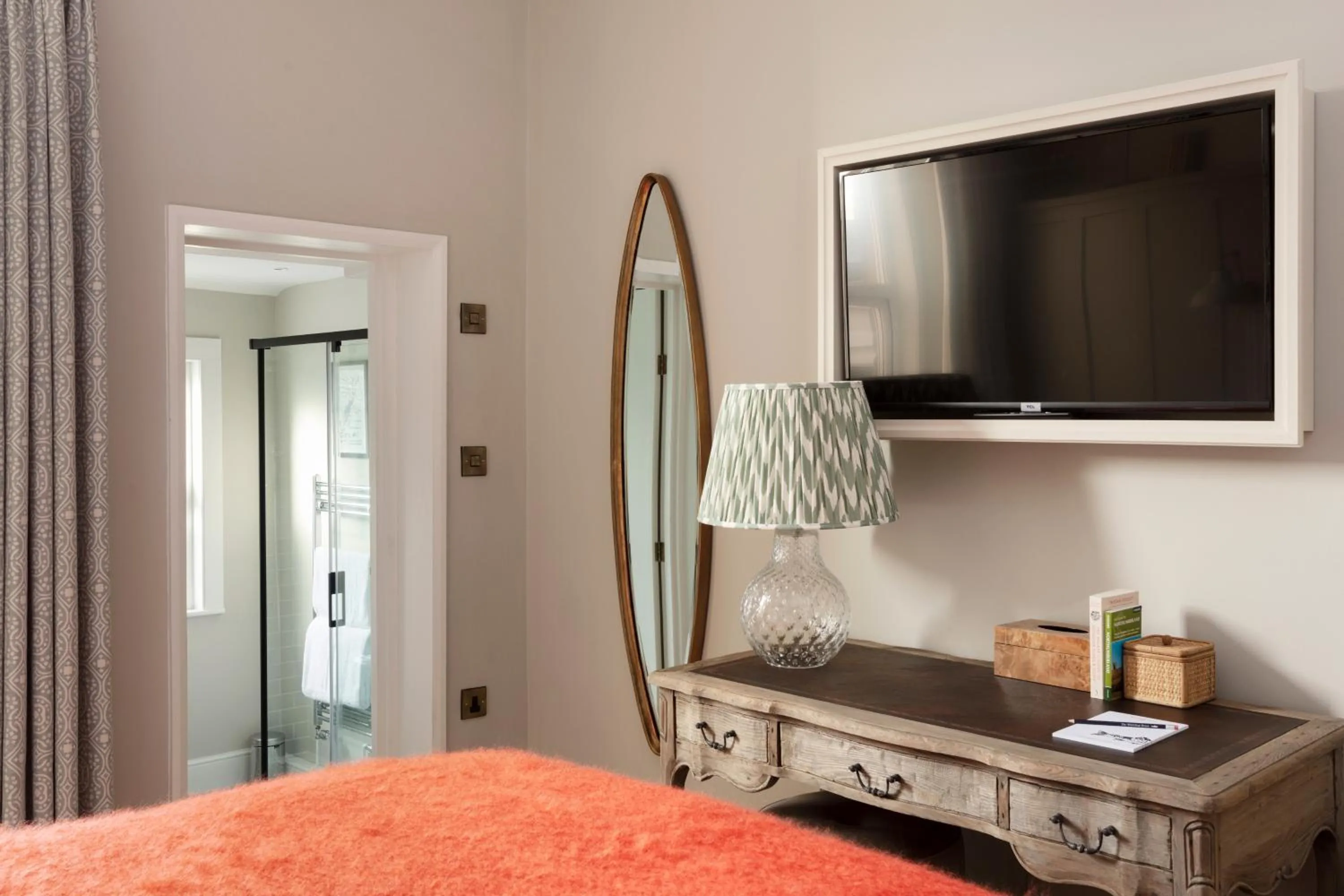 Communal lounge/ TV room, Bed in The Whittling House