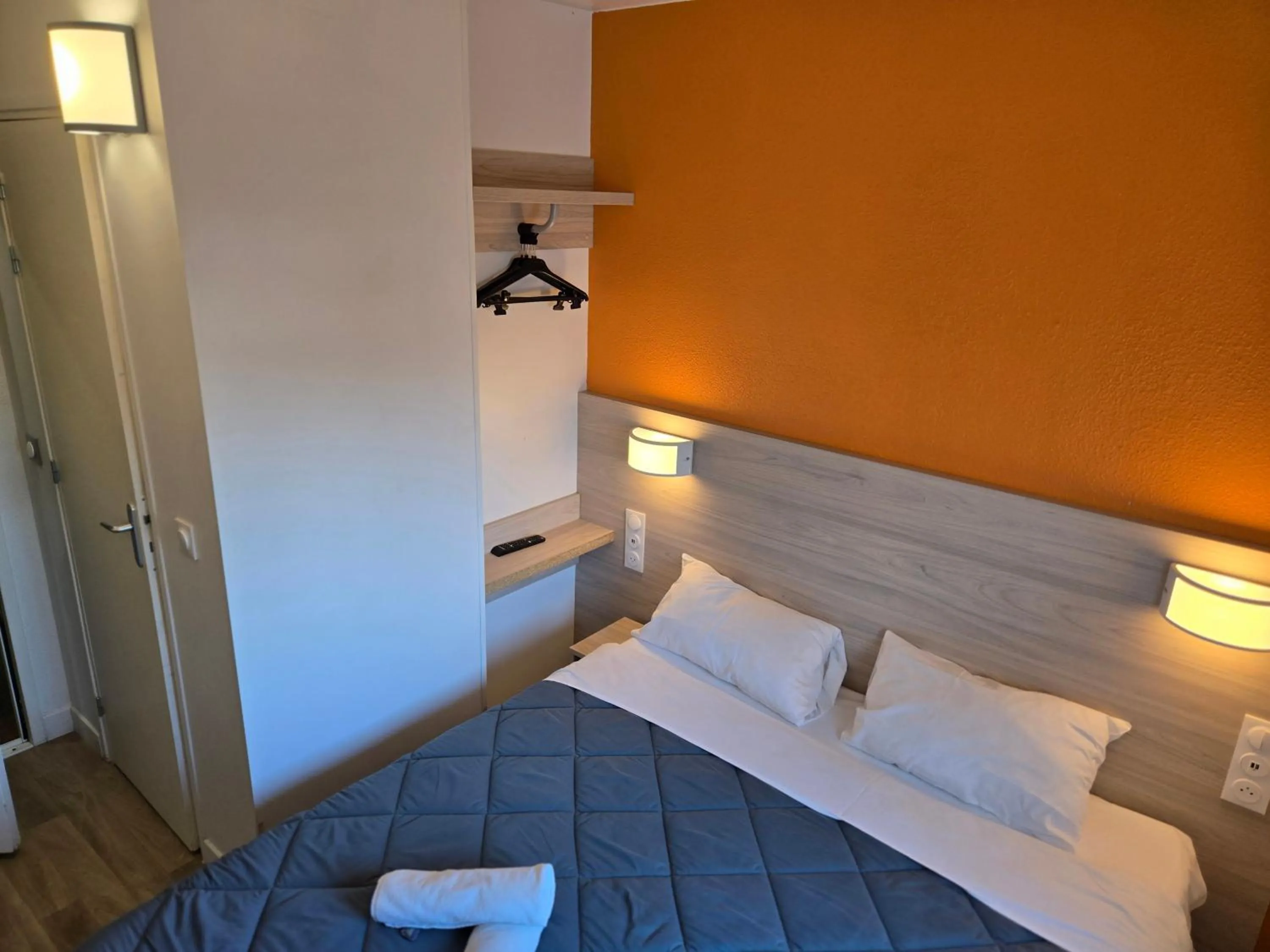 Photo of the whole room, Bed in Premiere Classe Lyon Beynost