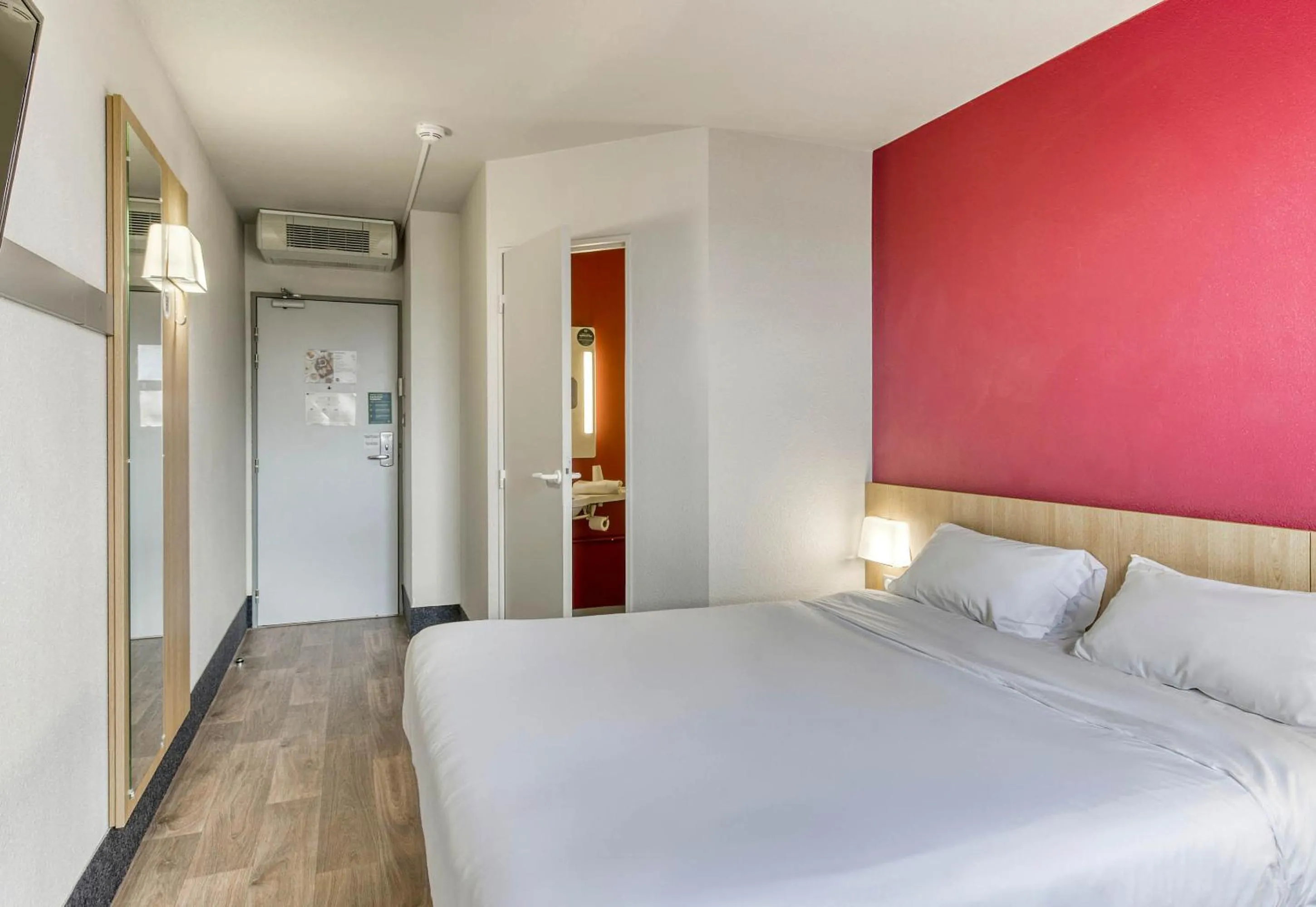 Bedroom, Bed in B&B HOTEL Clermont-Ferrand Gerzat